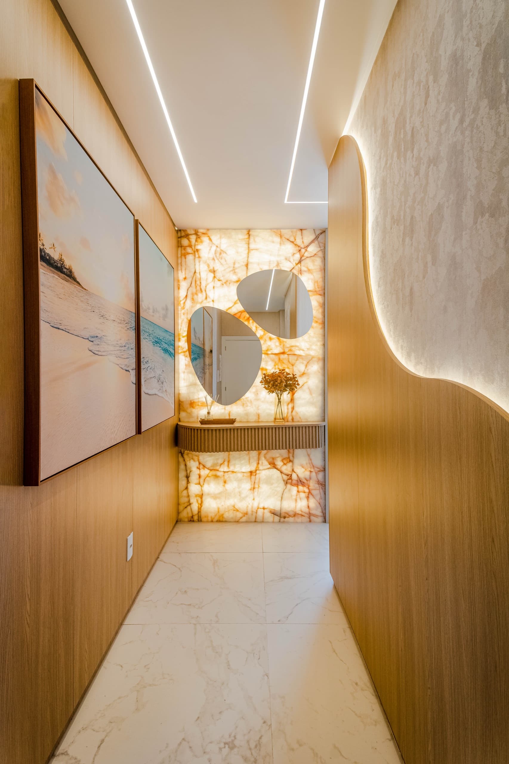 Hall de entrada com marcenaria sob medida e iluminação embutida