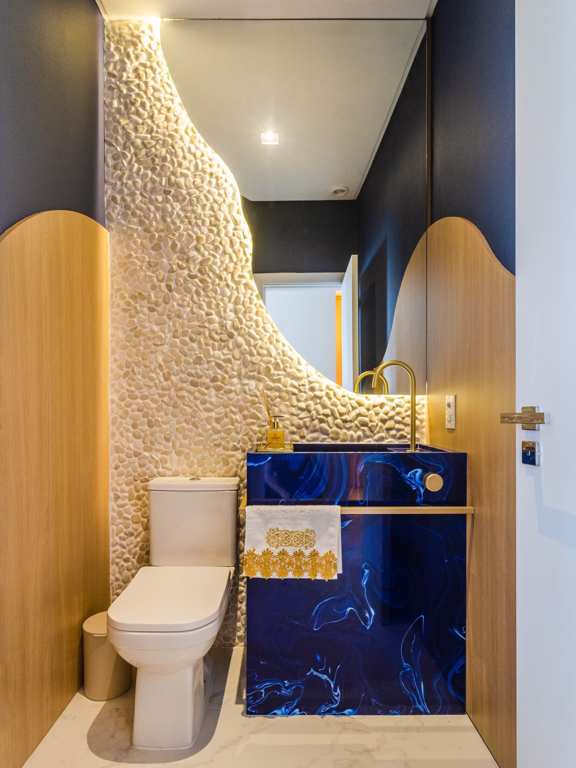 Lavabo com bancada em pedra e marcenaria sob medida