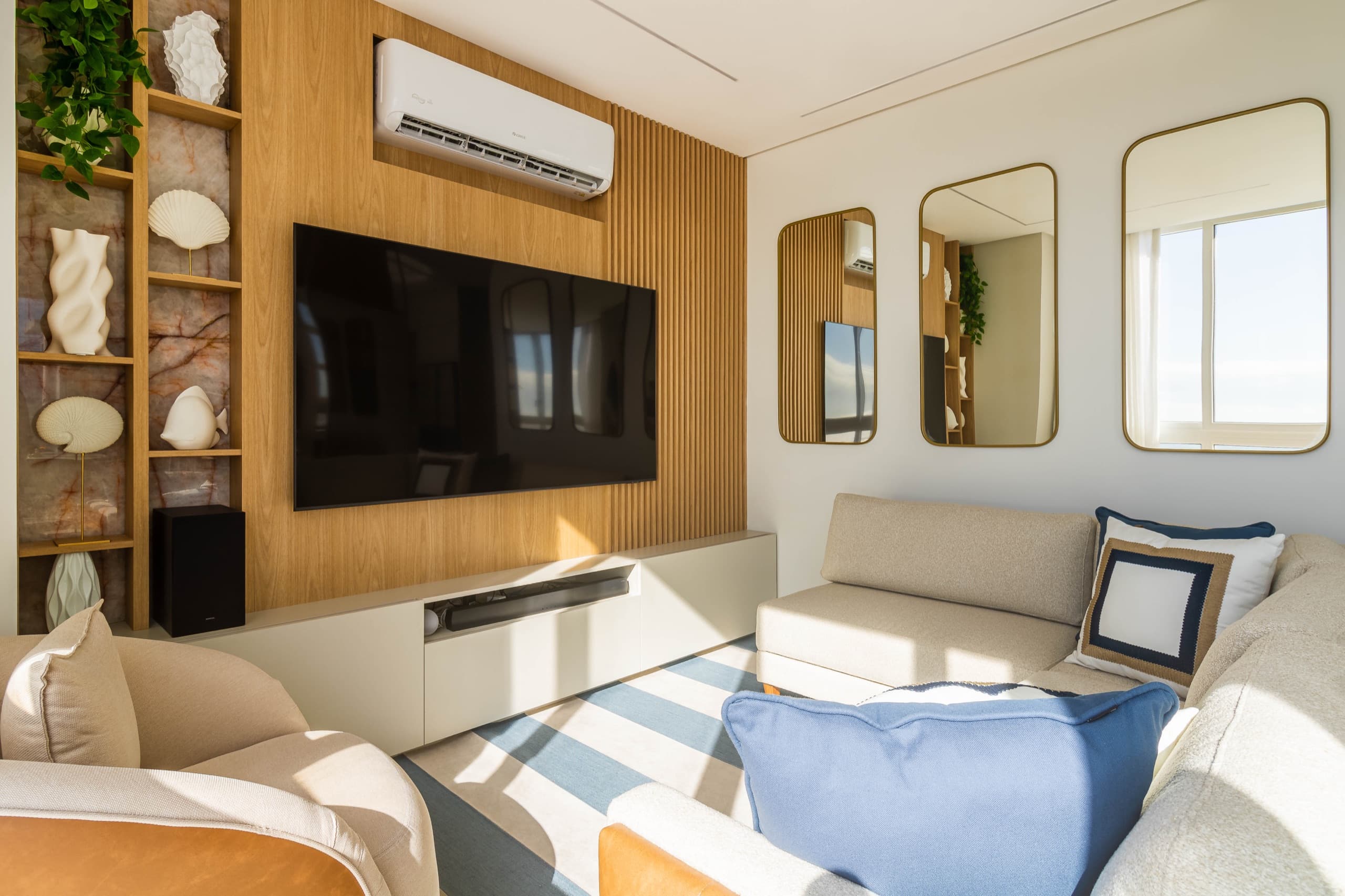Living com marcenaria sob medida — vista 6