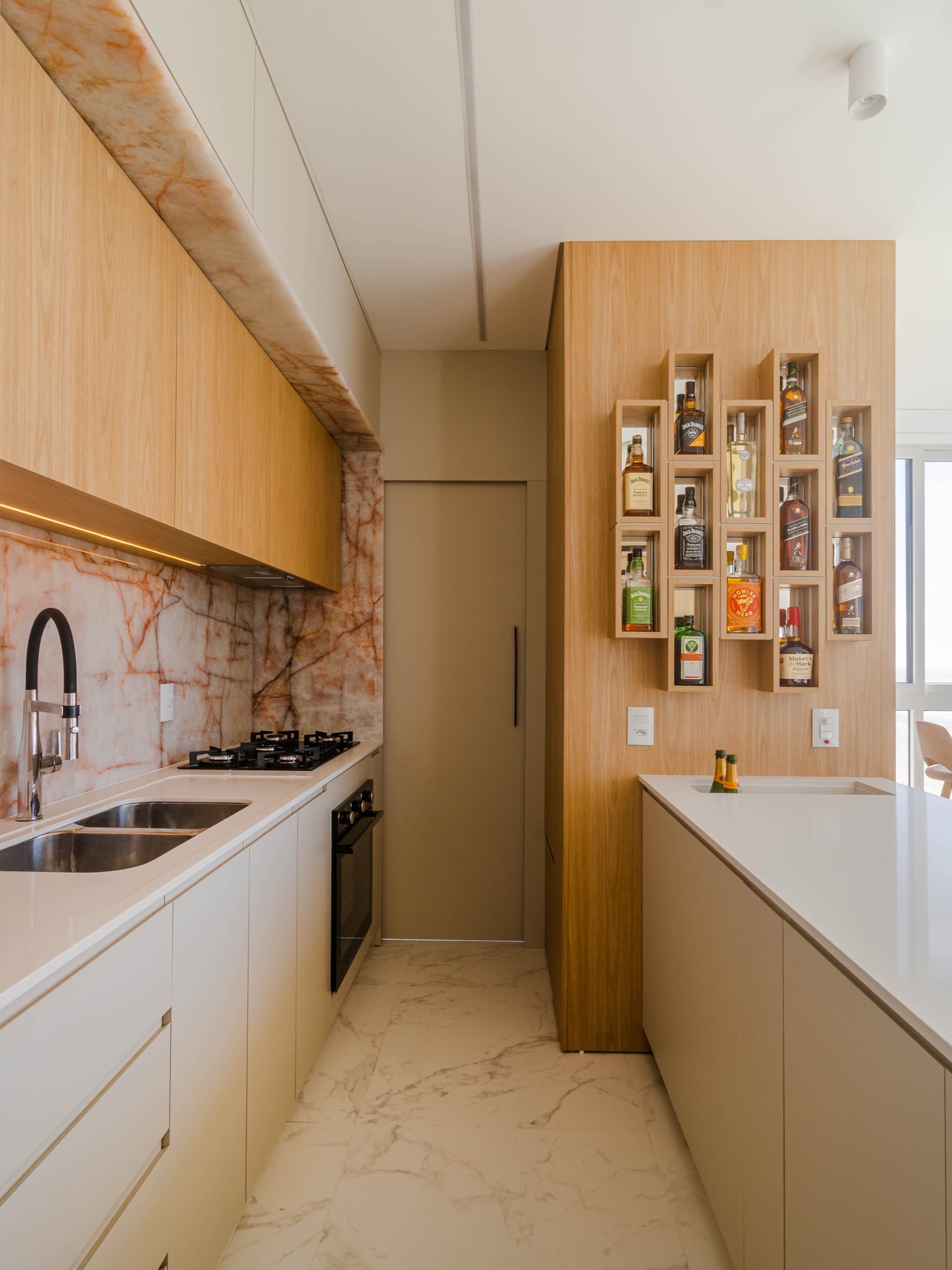 Living com marcenaria sob medida — vista 10