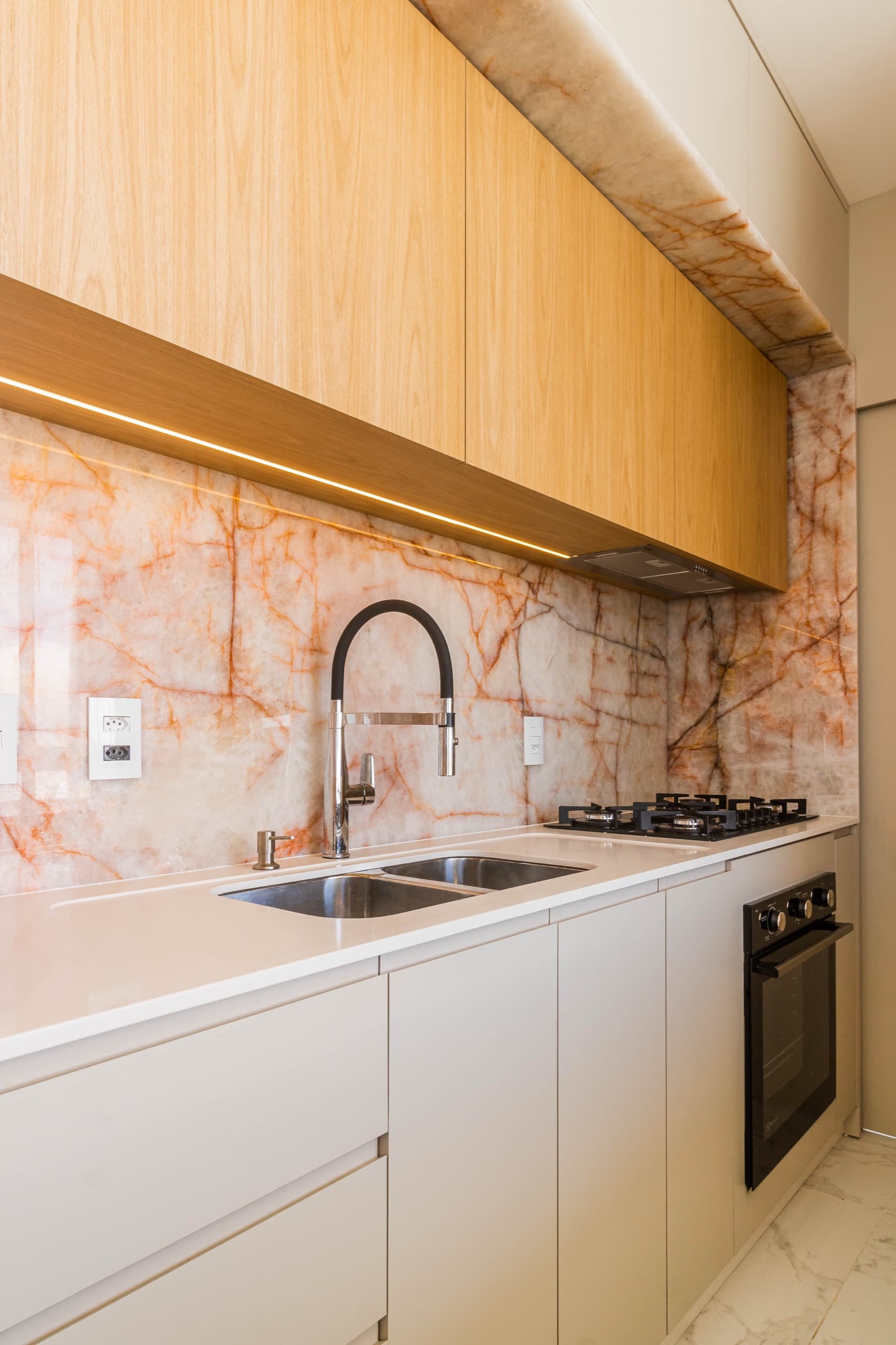 Living com marcenaria sob medida — vista 11