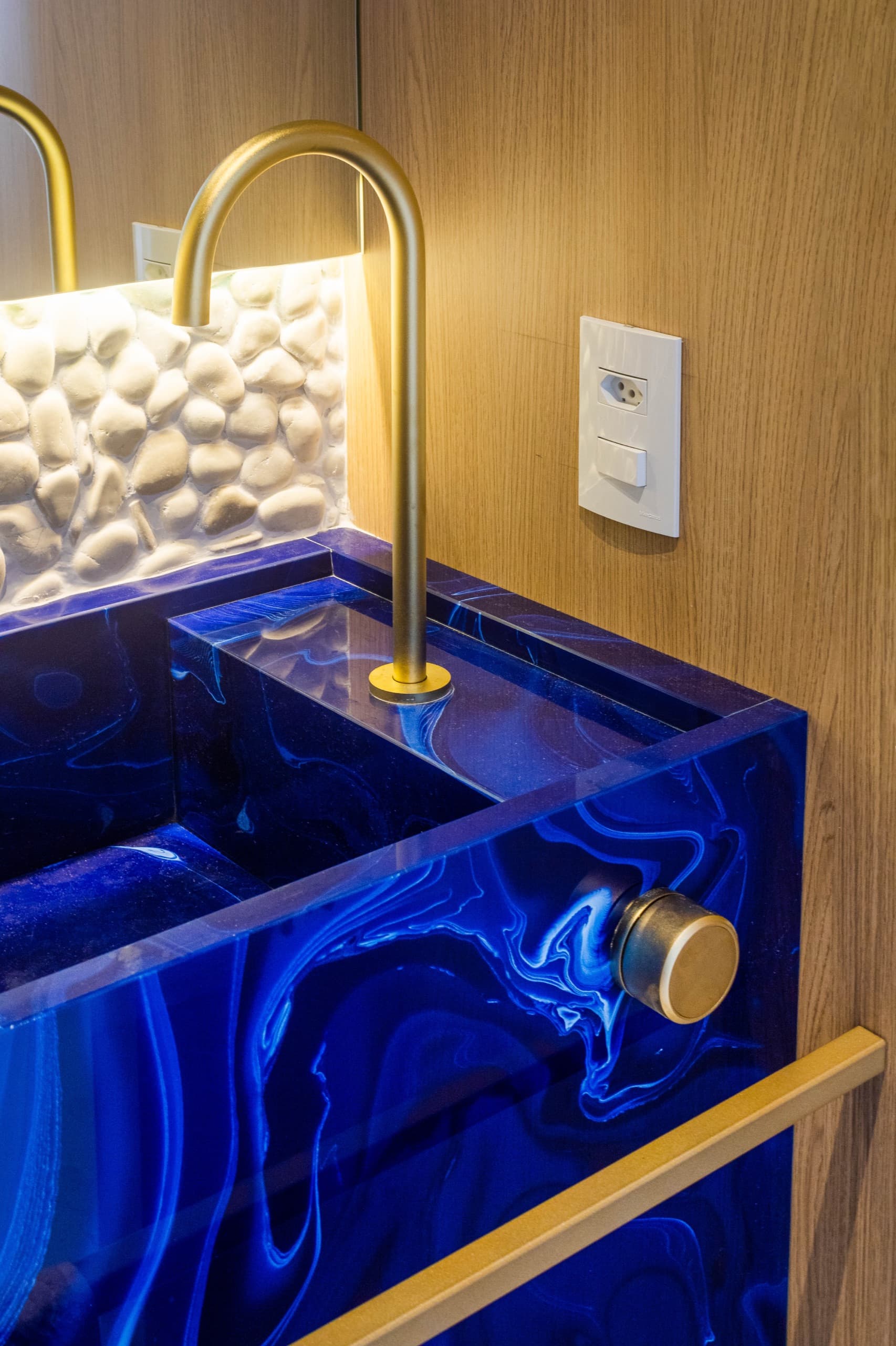 Lavabo com bancada e marcenaria sob medida — vista 2