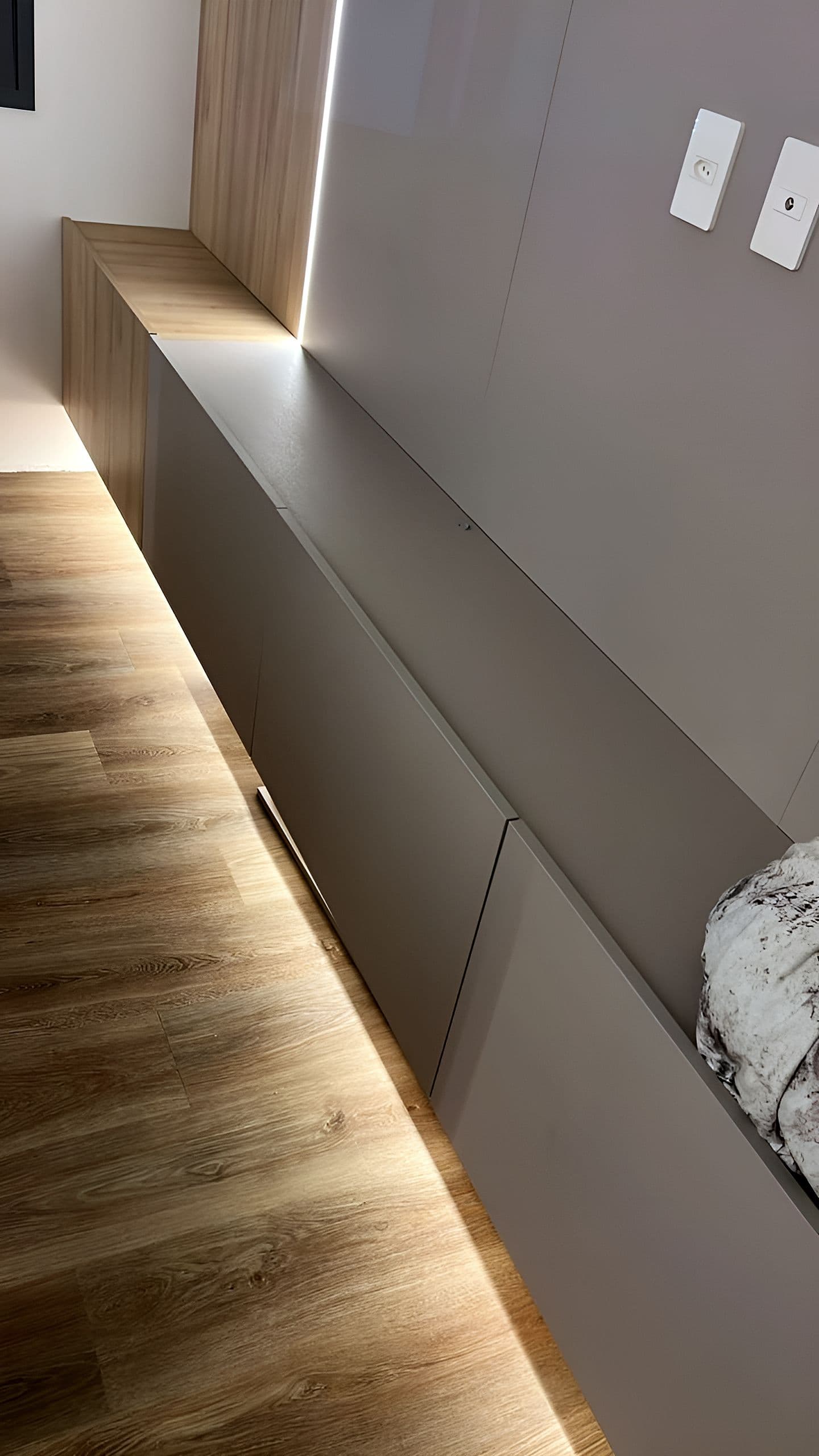 Living com marcenaria sob medida — vista 5