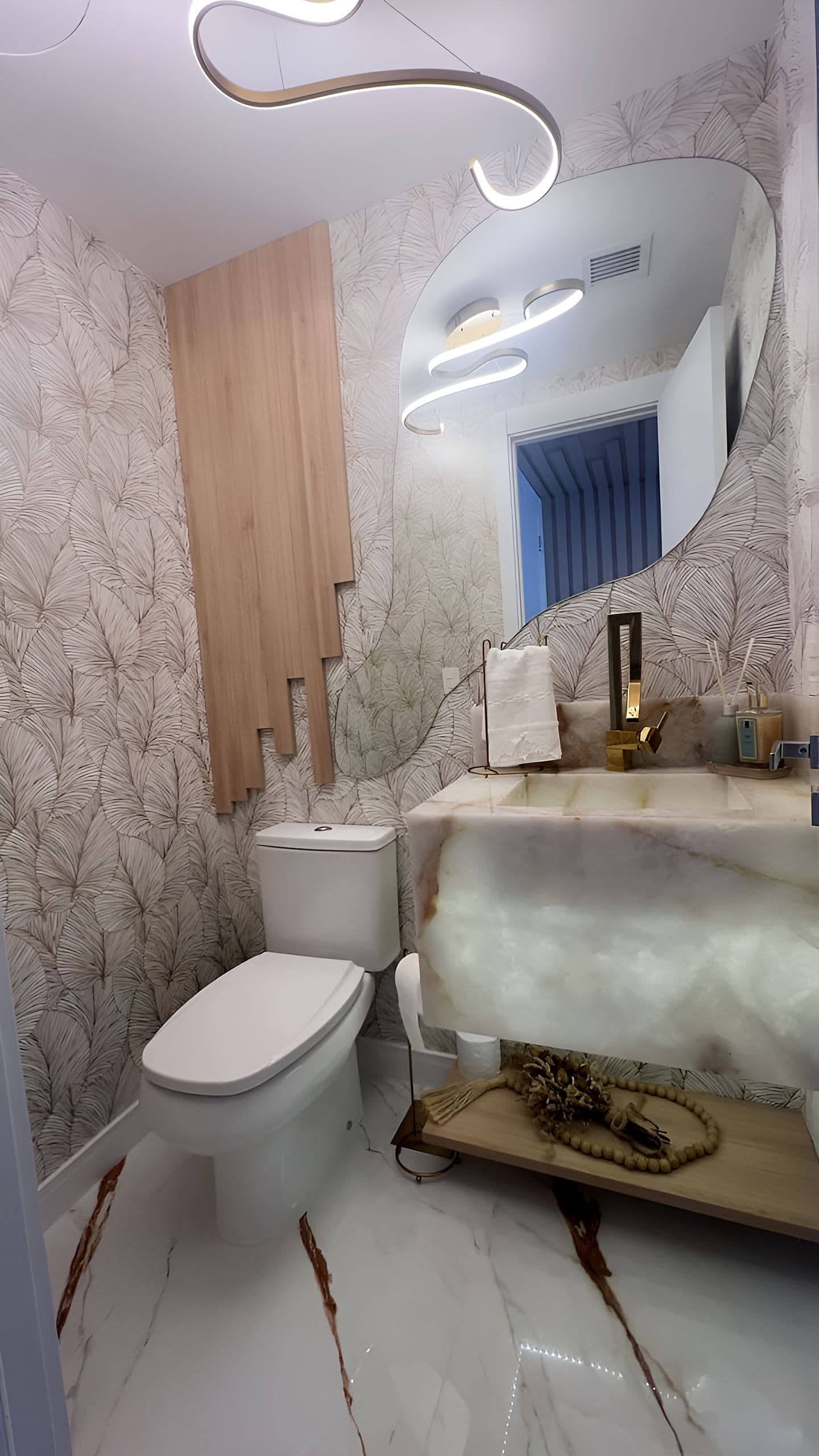 Lavabo com bancada e marcenaria sob medida — vista 1