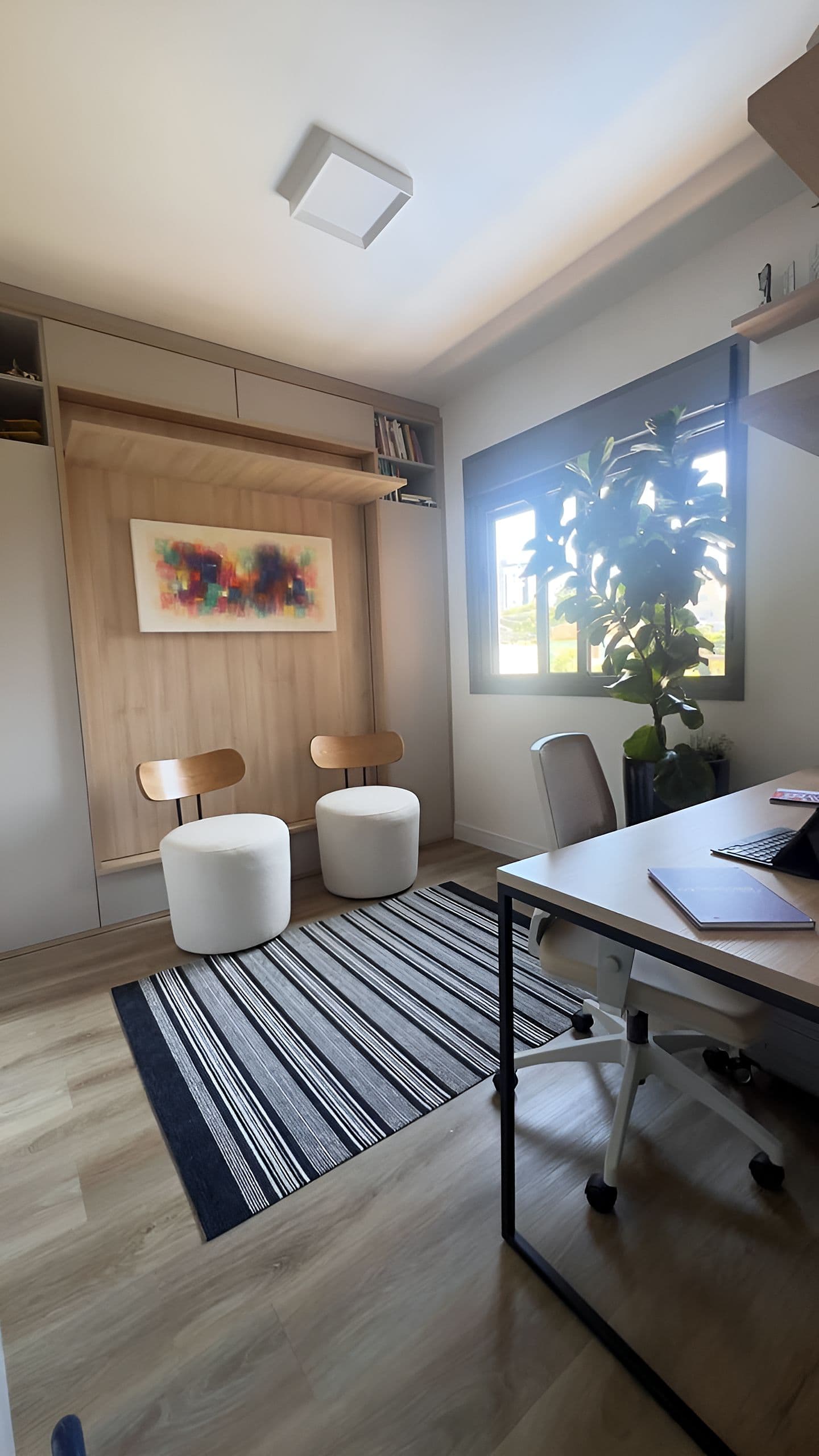 Escritório com bancada e marcenaria sob medida — vista 1