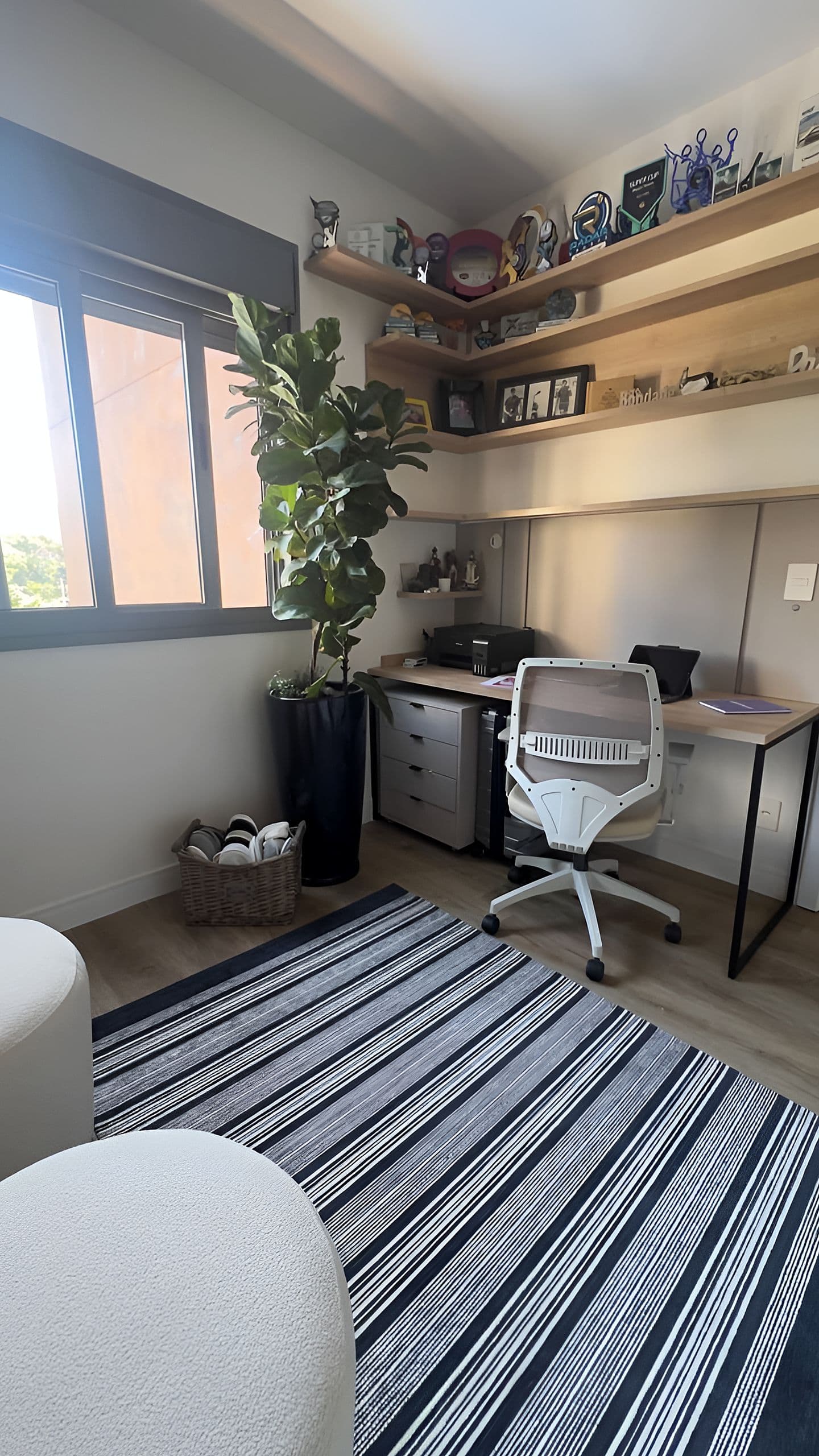 Escritório com bancada e marcenaria sob medida — vista 2