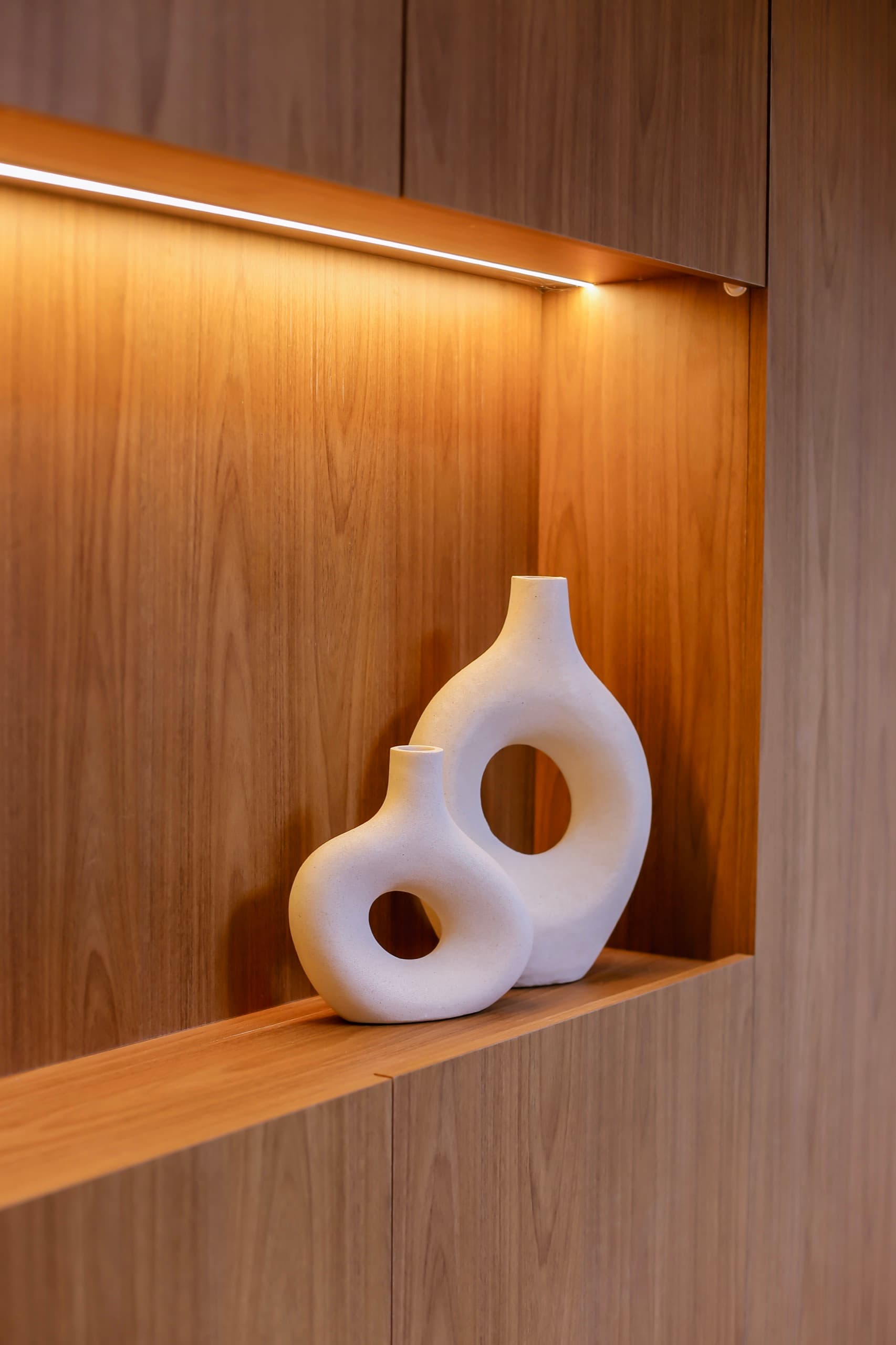 Detalhe do nicho em madeira com fita de LED embutida