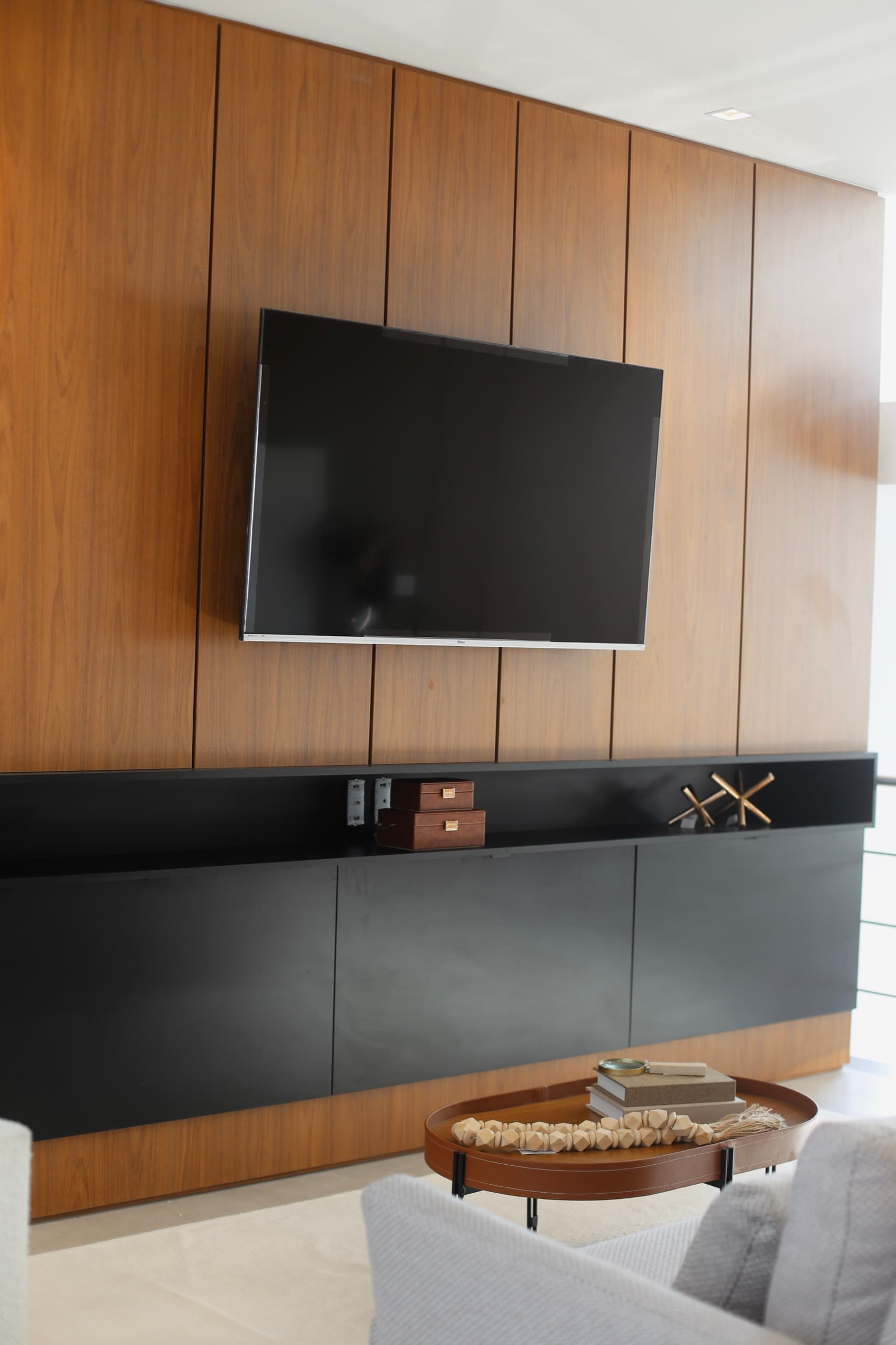 Painel de TV em nogueira com rack suspenso em preto