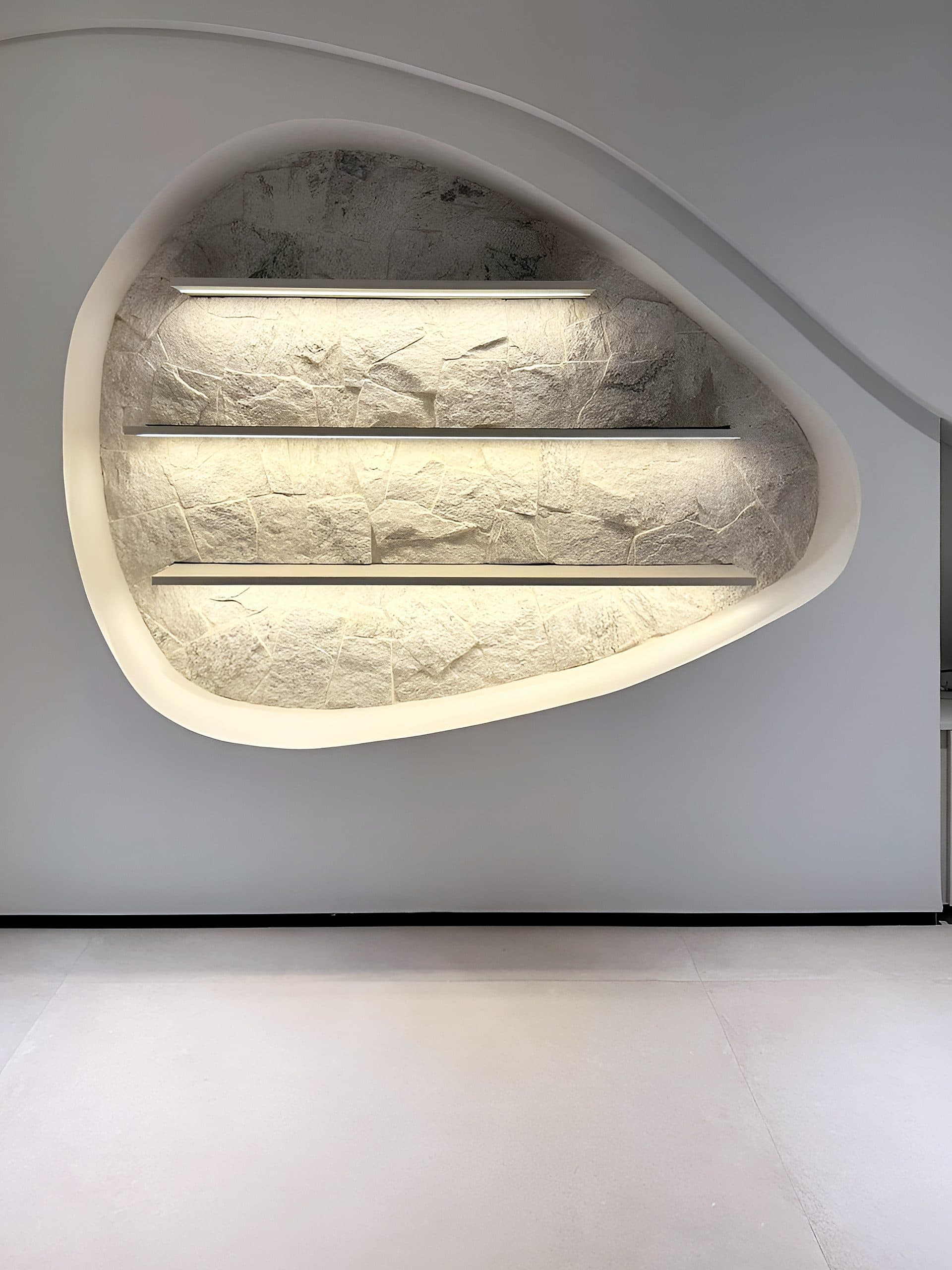 Hall com nicho orgânico iluminado em pedra e aparador sob medida — vista 1