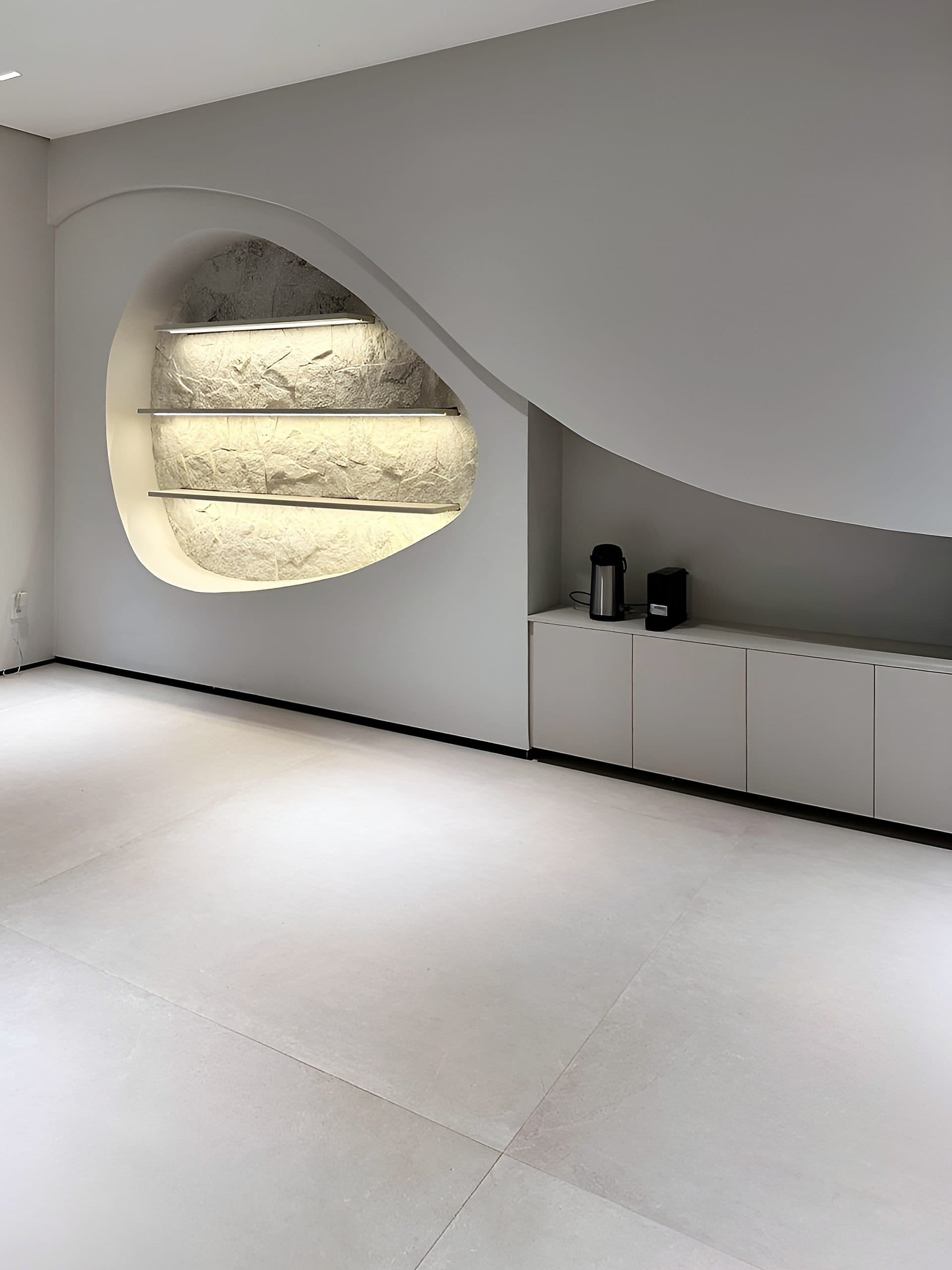 Hall com nicho orgânico iluminado em pedra e aparador sob medida — vista 2