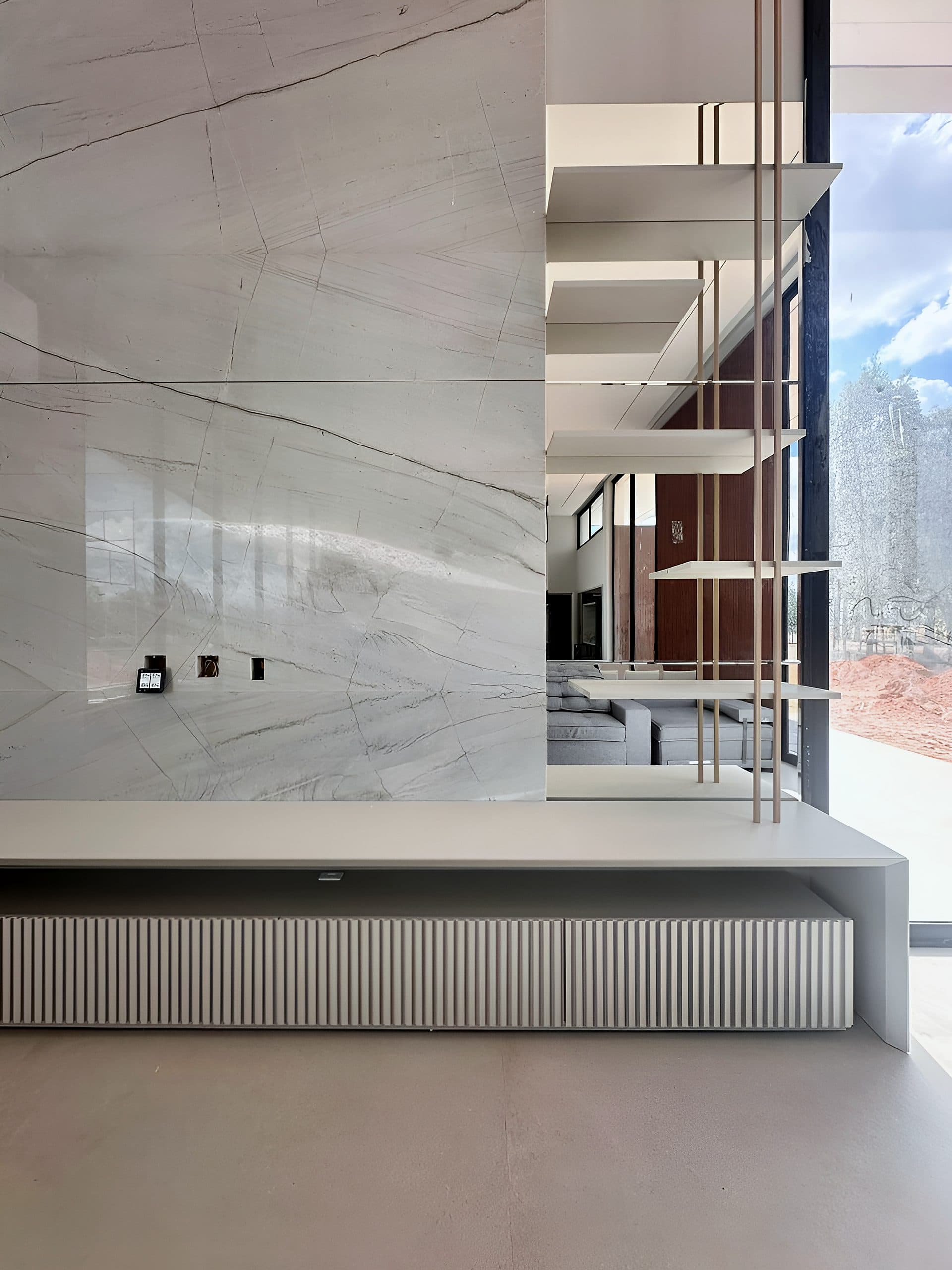 Living com painel em pedra e banco sob medida junto à janela — vista 2