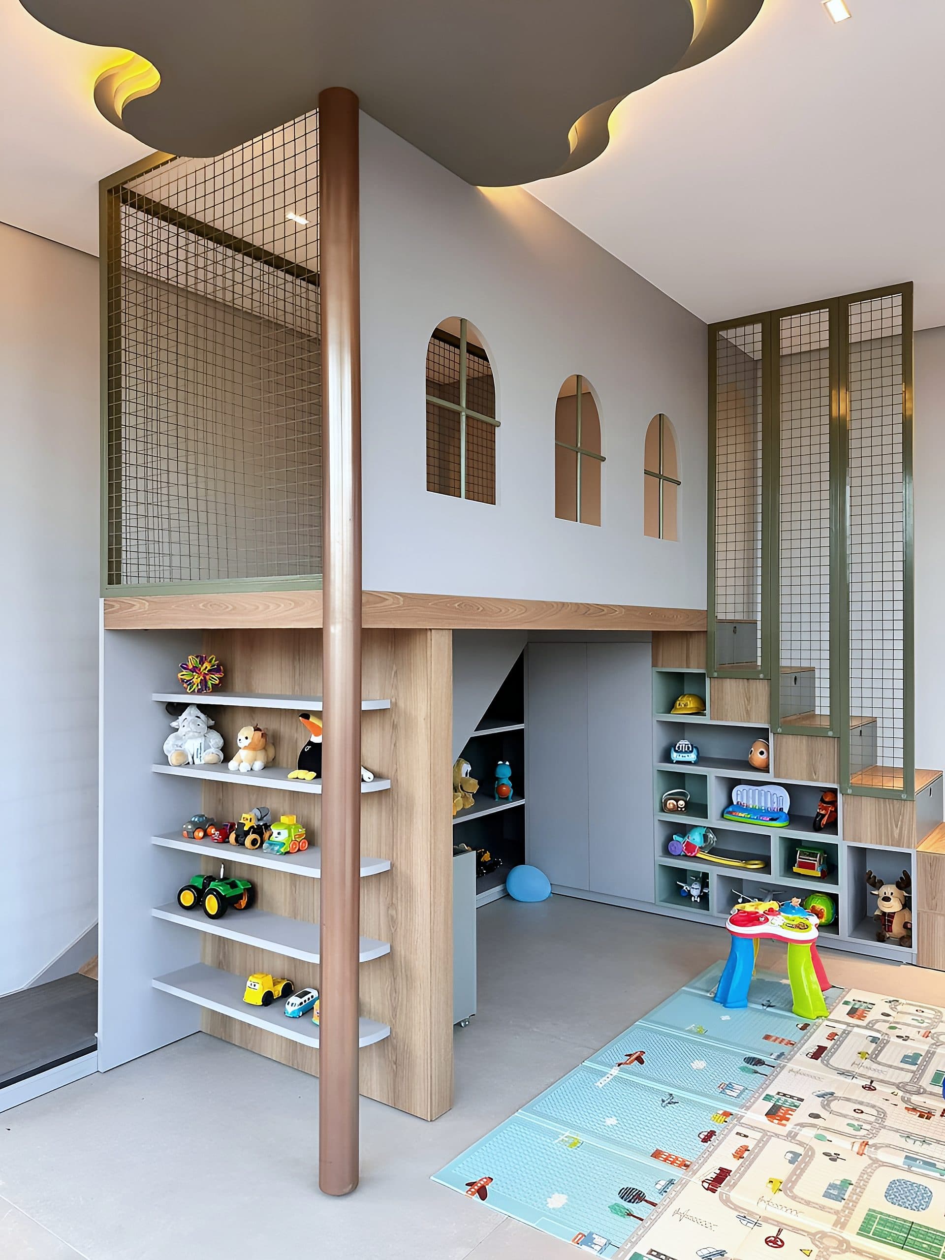 Quarto infantil com casinha em mezanino, escada com gavetas e nichos para brinquedos — vista 2