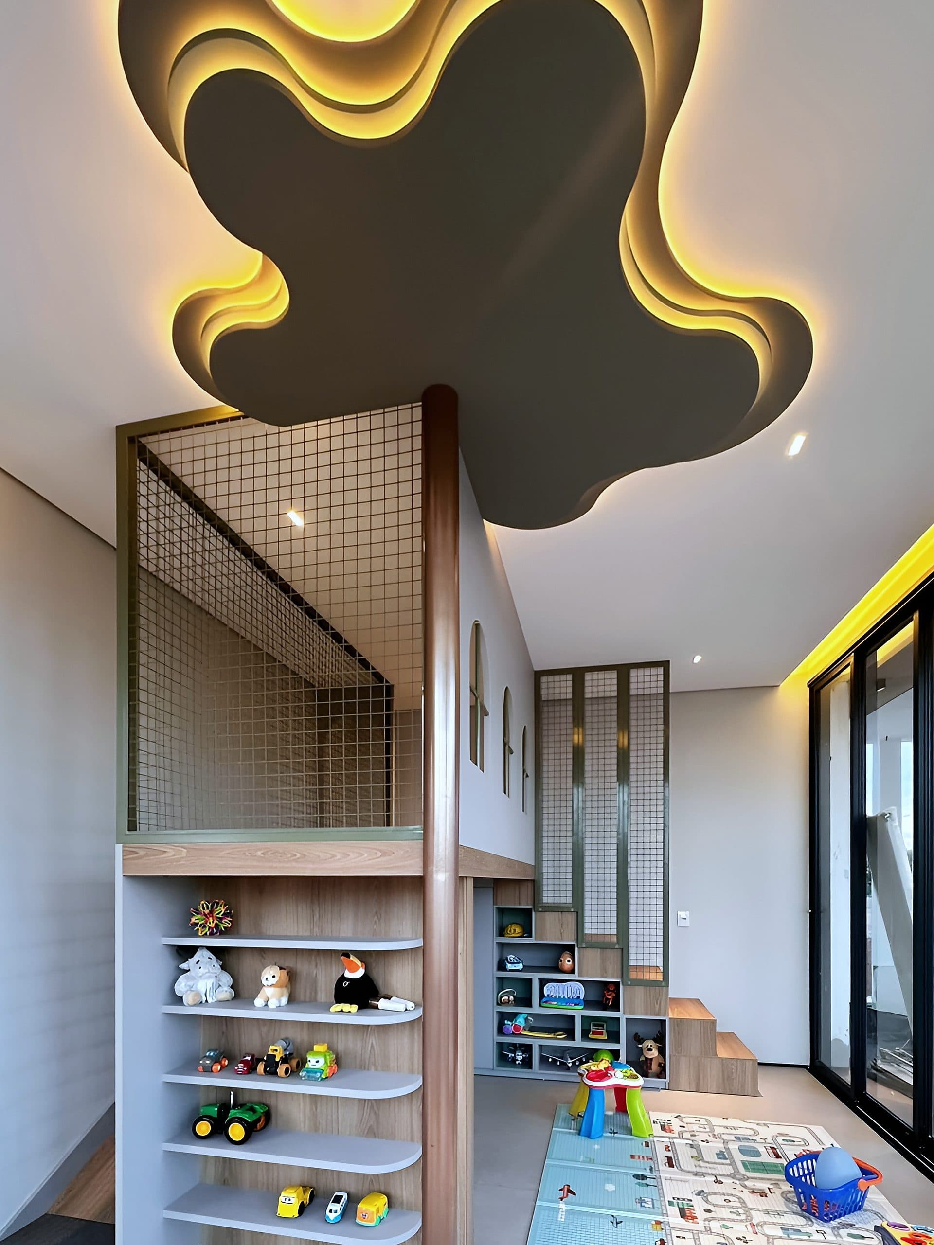 Quarto infantil com casinha em mezanino, escada com gavetas e nichos para brinquedos — vista 3