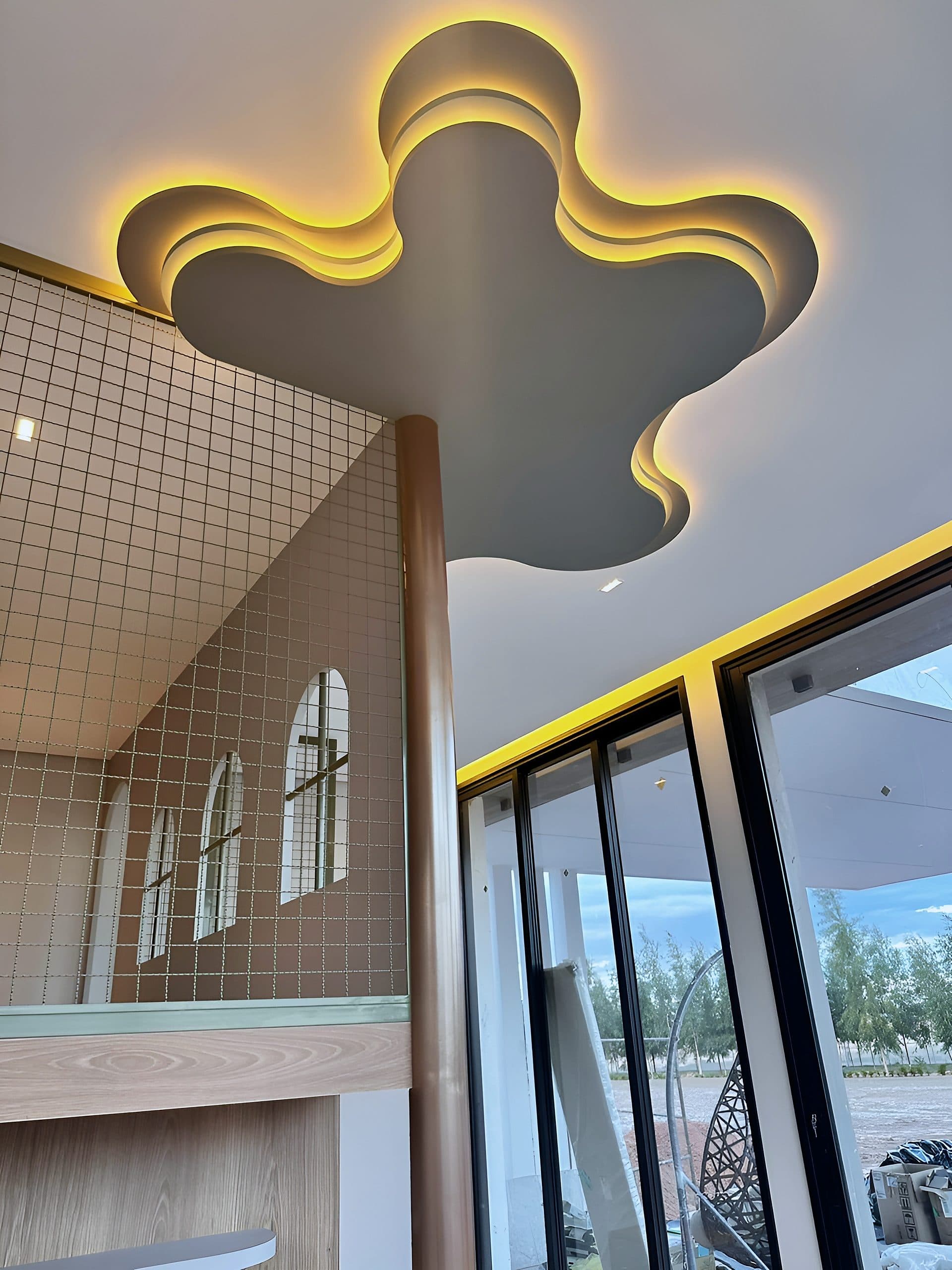 Quarto infantil com casinha em mezanino, escada com gavetas e nichos para brinquedos — vista 4