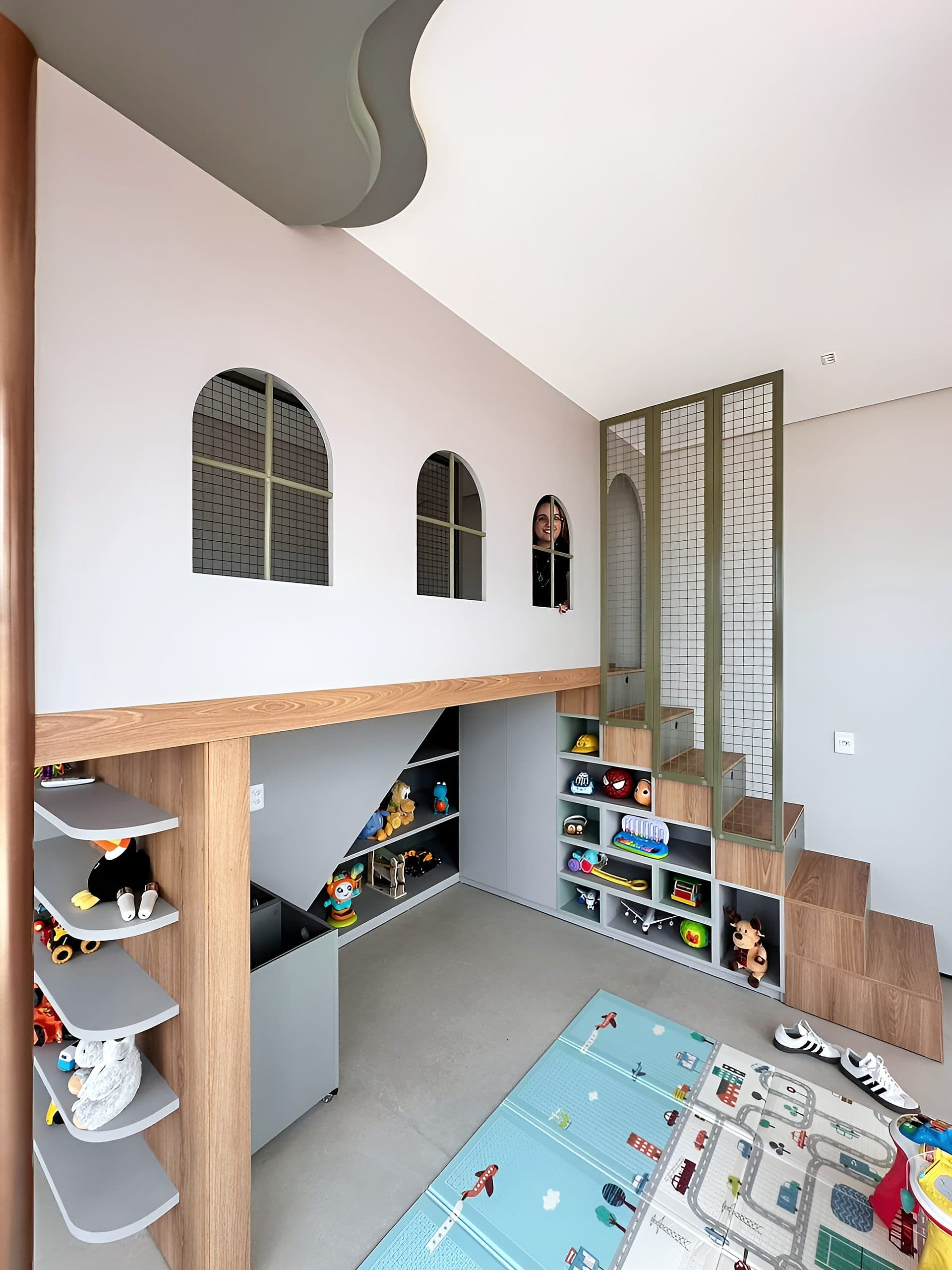 Quarto infantil com casinha em mezanino, escada com gavetas e nichos para brinquedos — vista 5