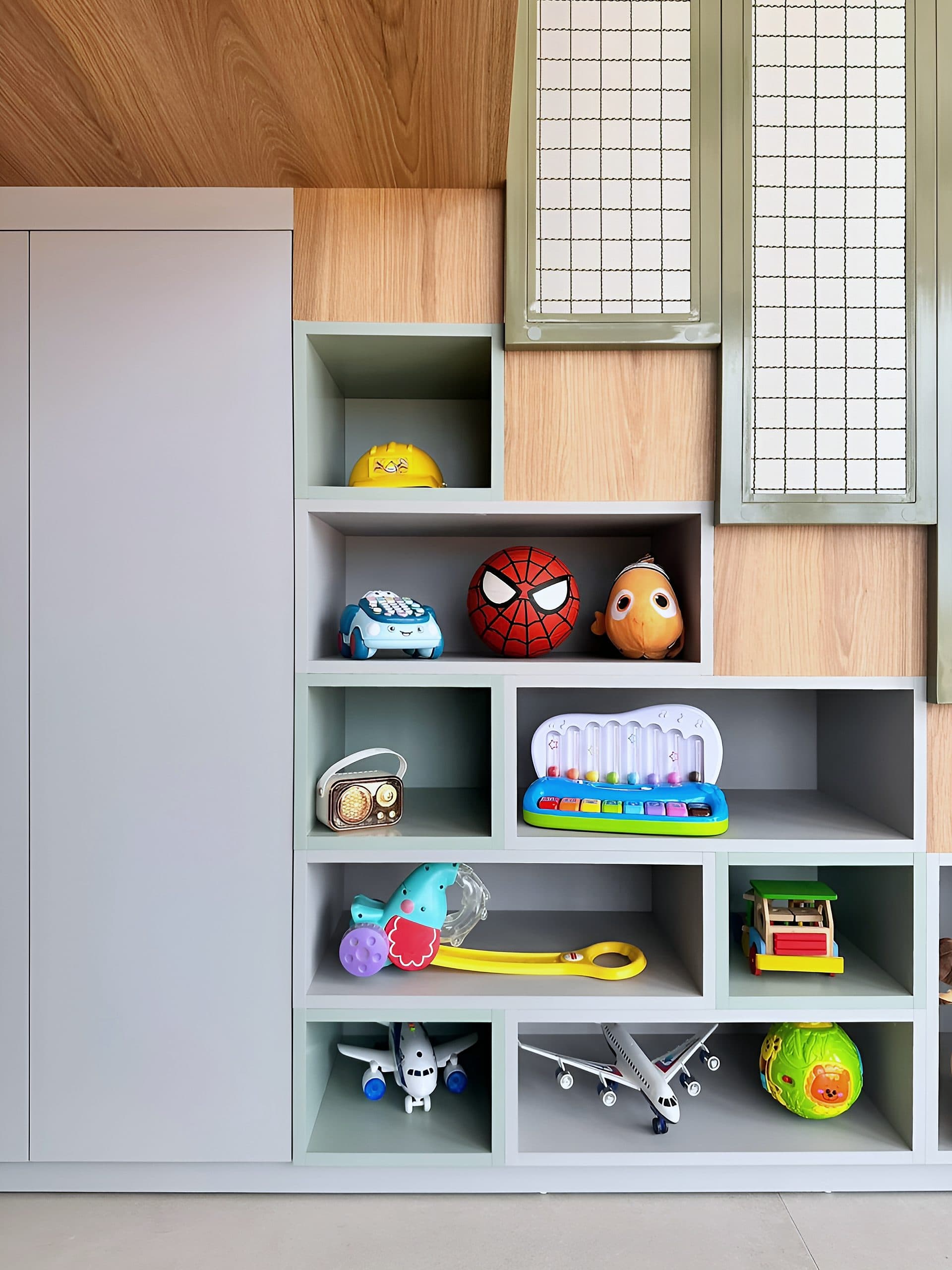Quarto infantil com casinha em mezanino, escada com gavetas e nichos para brinquedos — vista 6
