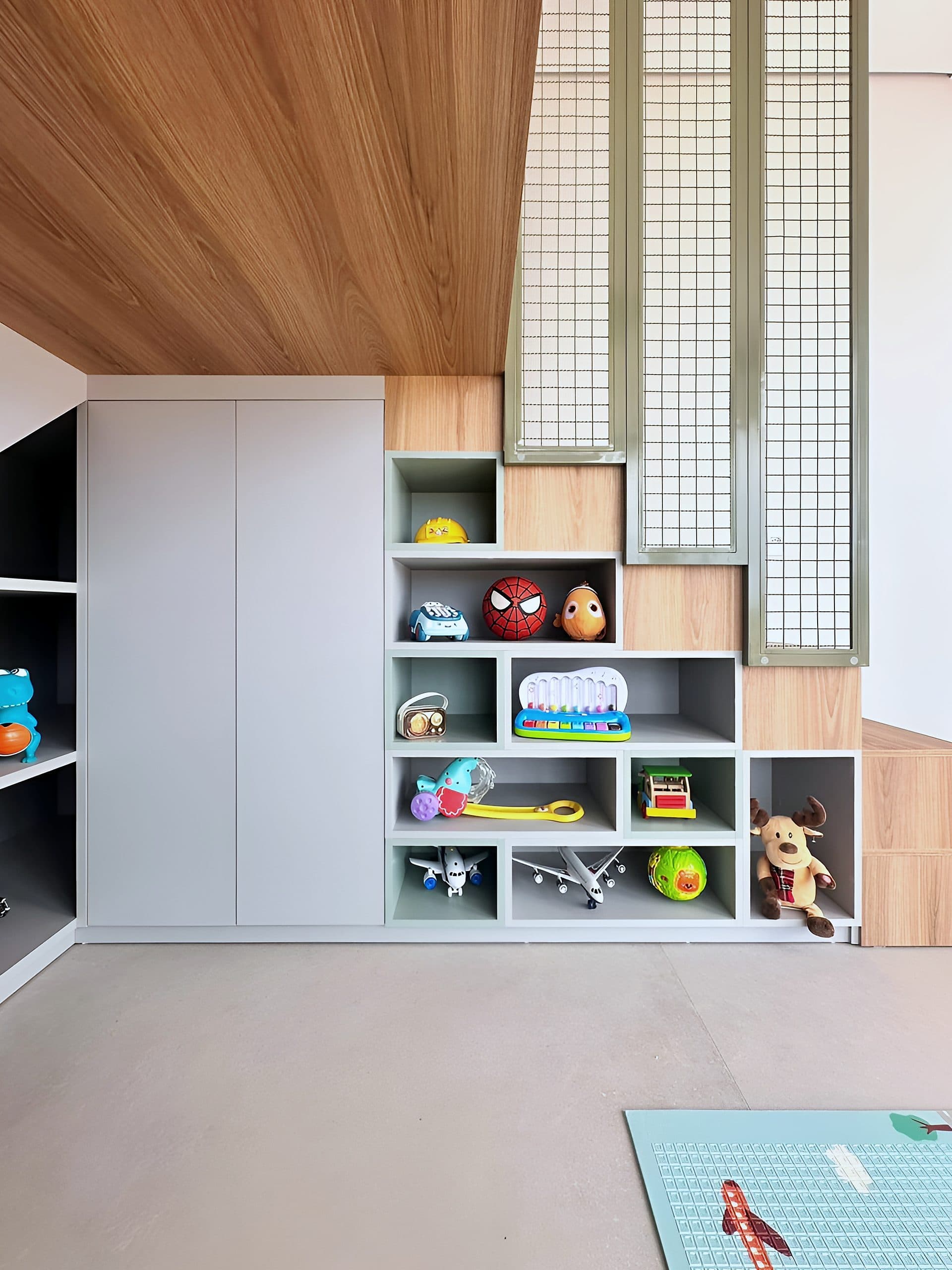 Quarto infantil com casinha em mezanino, escada com gavetas e nichos para brinquedos — vista 7