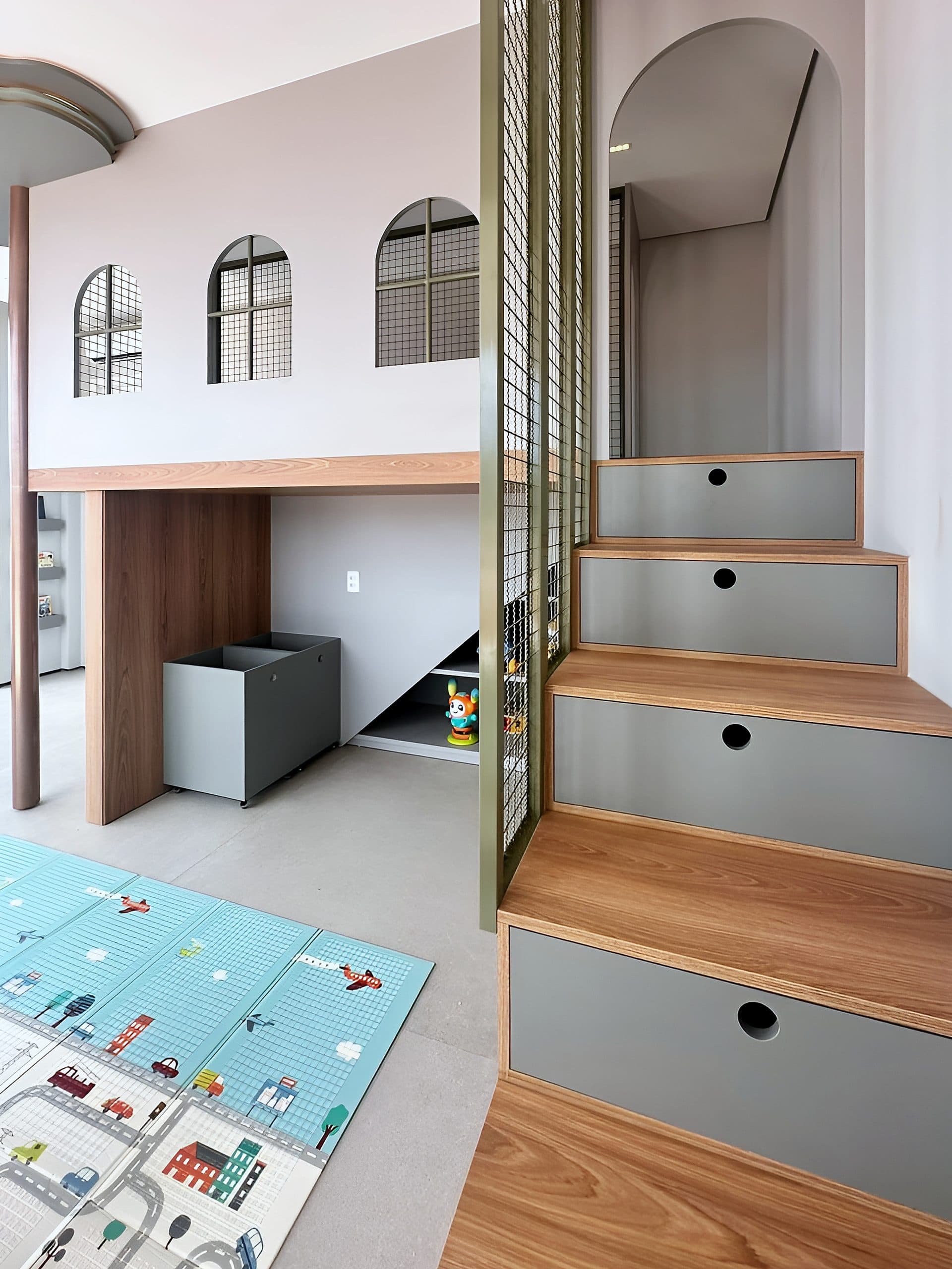 Quarto infantil com casinha em mezanino, escada com gavetas e nichos para brinquedos — vista 8