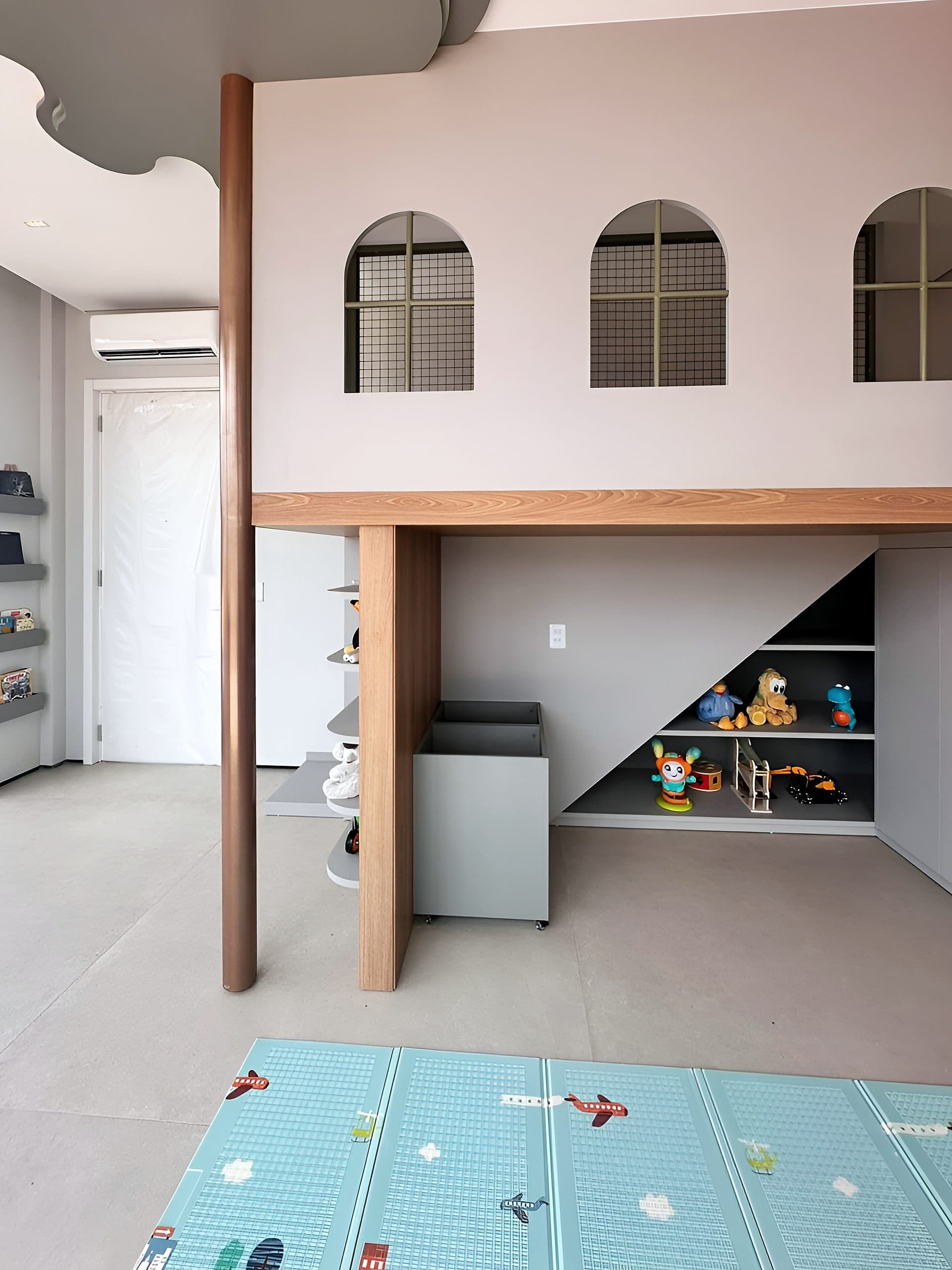 Quarto infantil com casinha em mezanino, escada com gavetas e nichos para brinquedos — vista 9