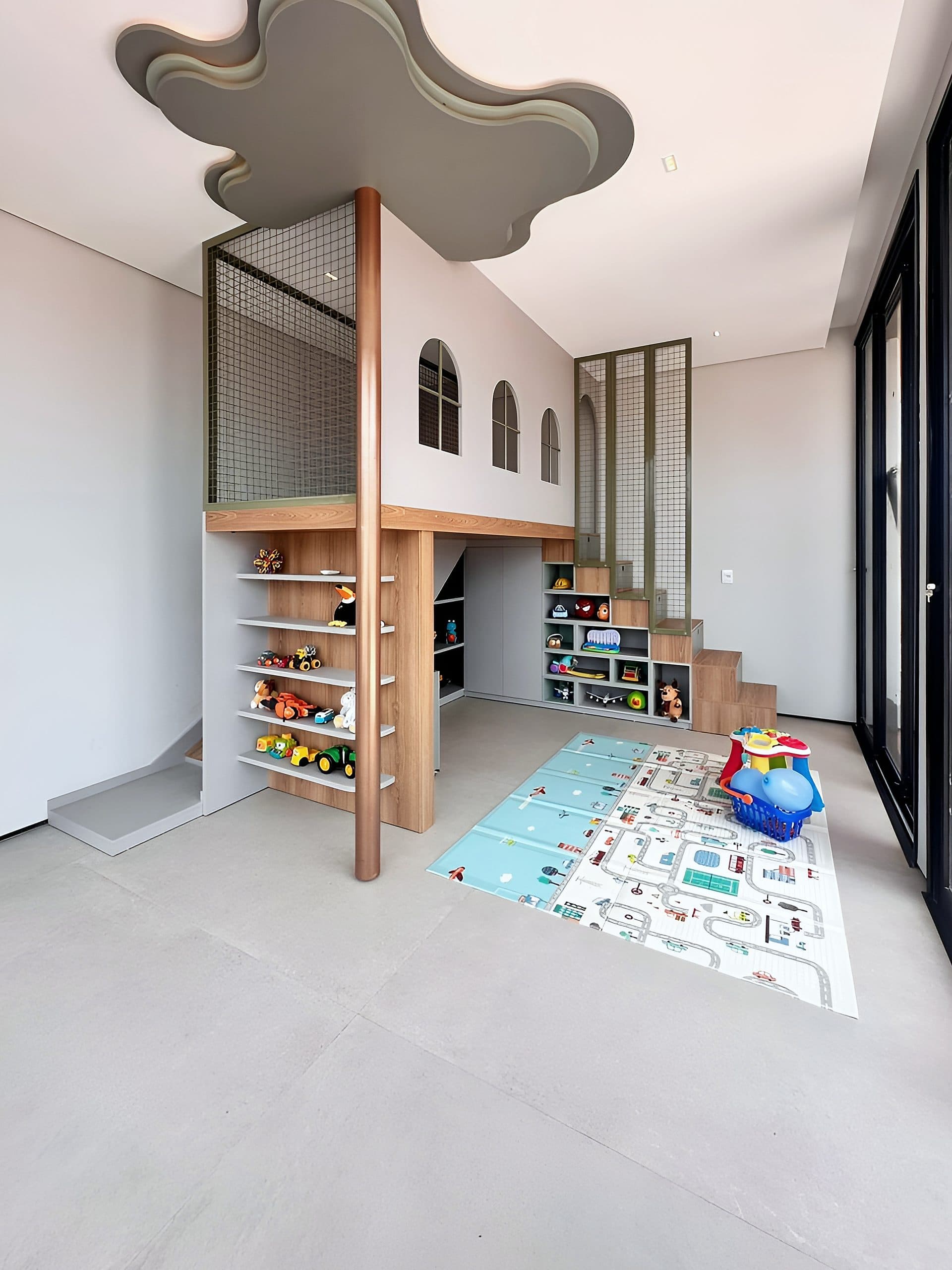 Quarto infantil com casinha em mezanino, escada com gavetas e nichos para brinquedos — vista 10
