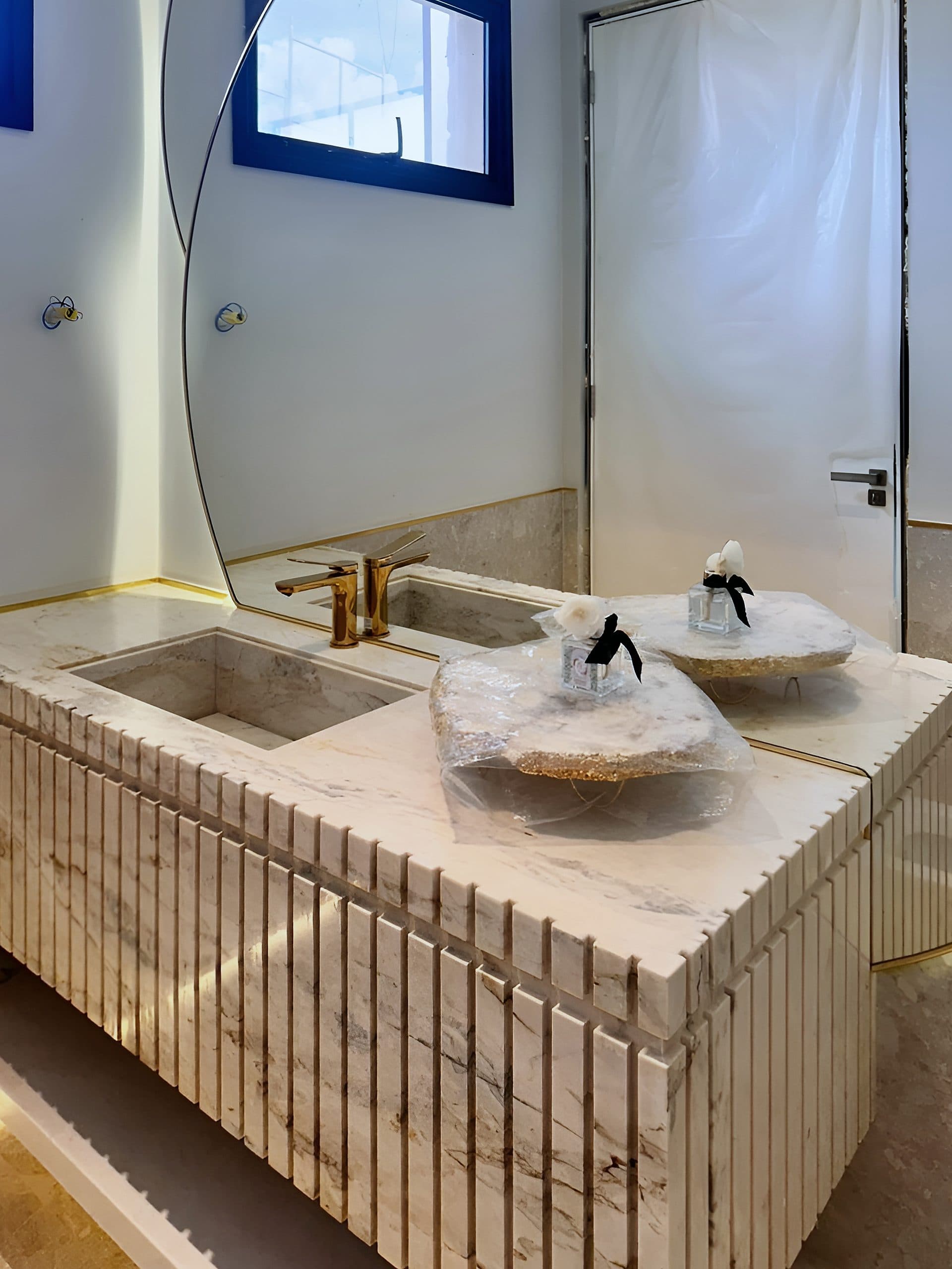 Lavabo com gabinete ripado em pedra e bancada esculpida — vista 1