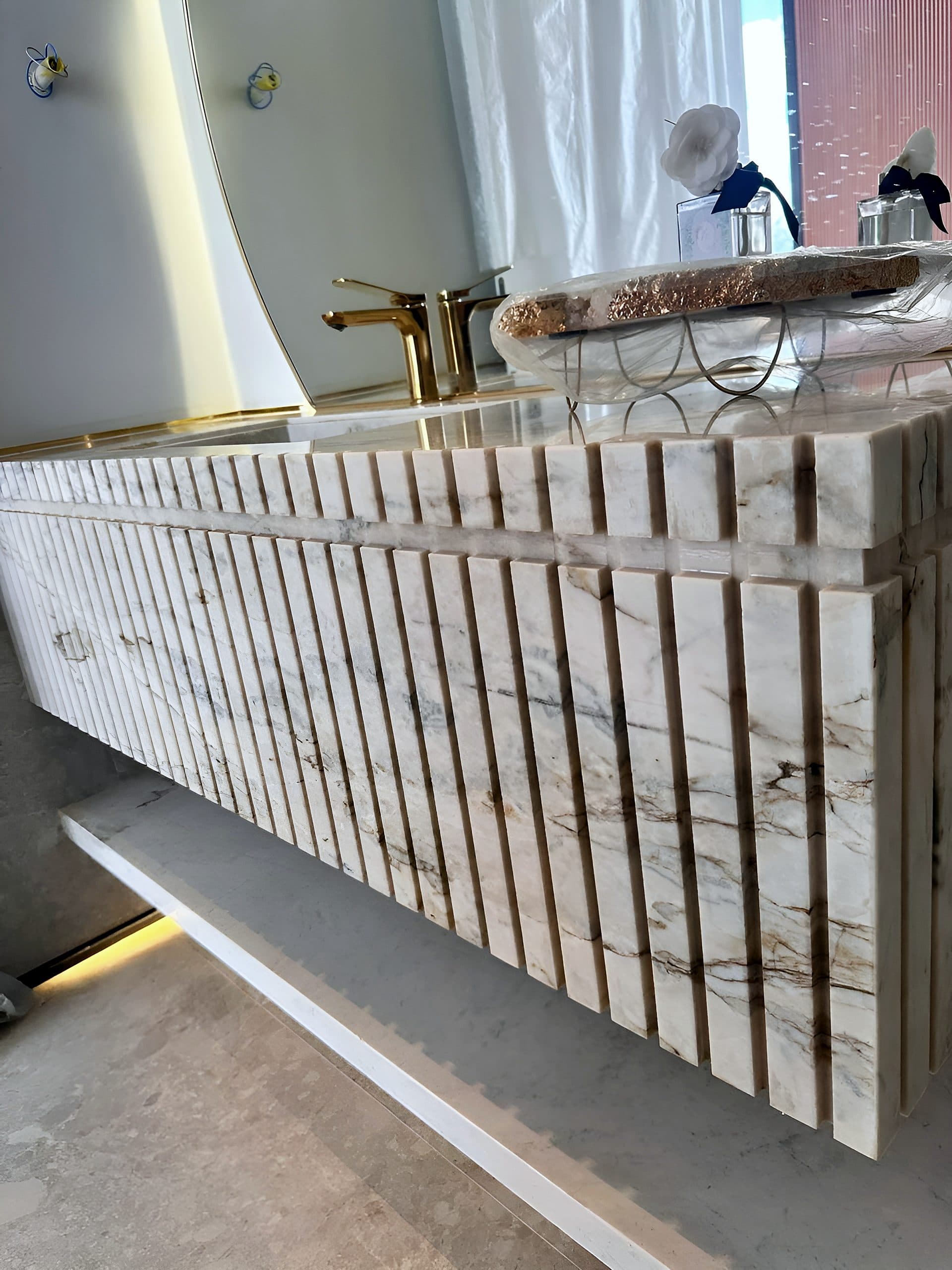 Lavabo com gabinete ripado em pedra e bancada esculpida — vista 2