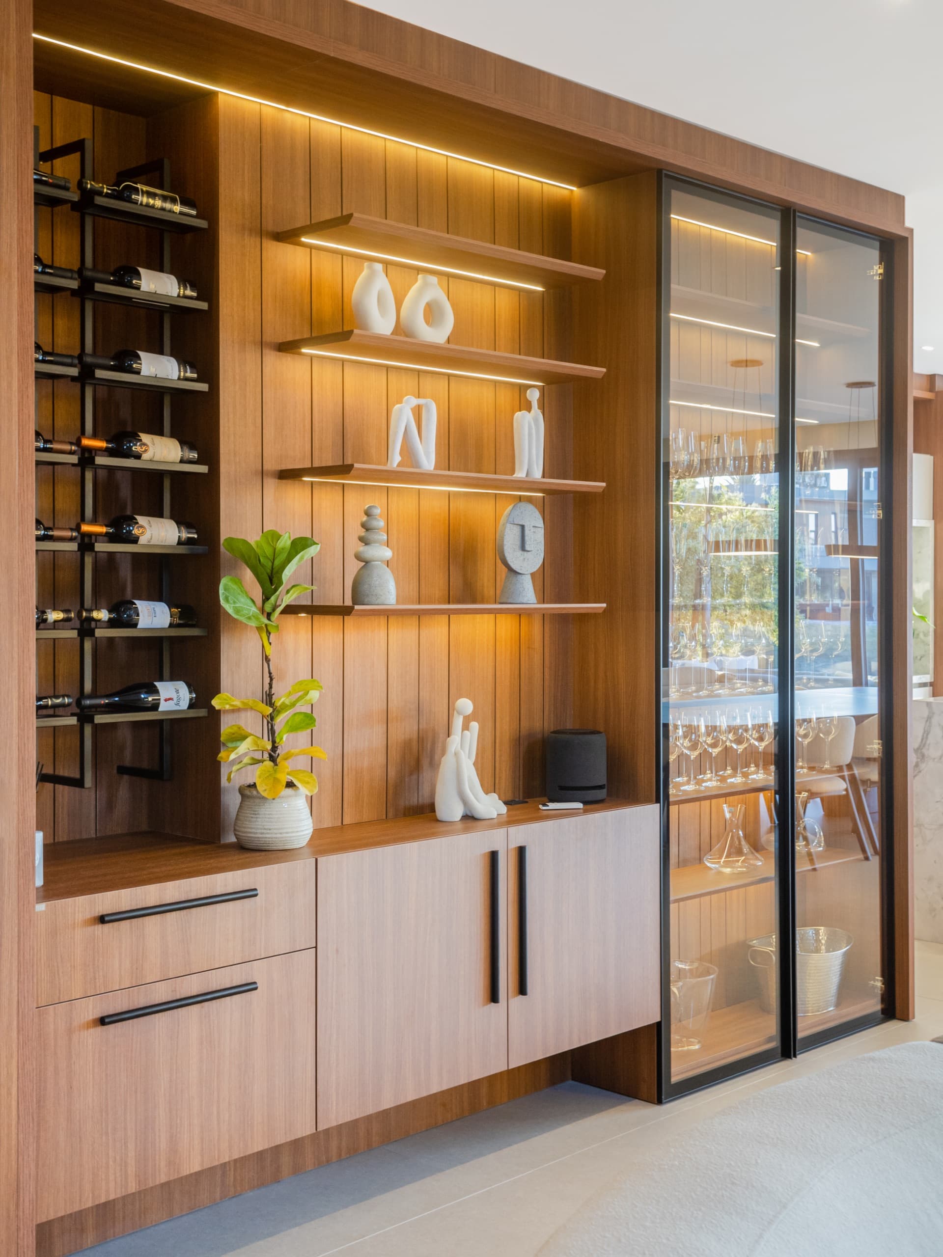 Adega integrada ao living, com prateleiras iluminadas e adega envidraçada — vista 3