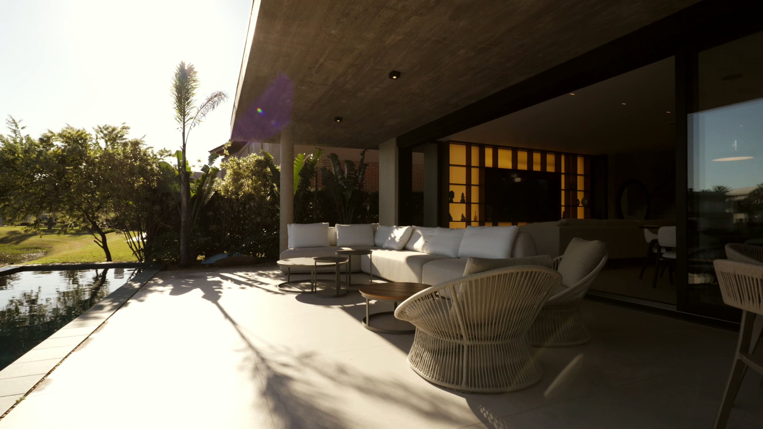 Área externa com piscina, lounge de estar coberto e jardim