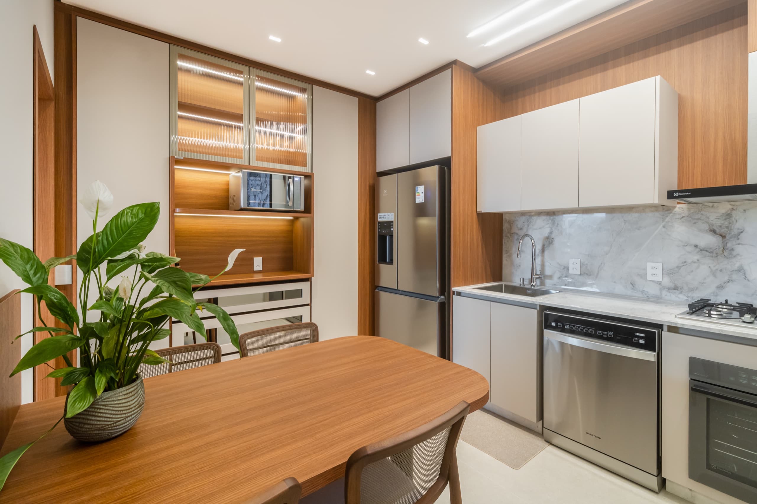 Cozinha com armários sob medida e mesa de refeições — vista 1