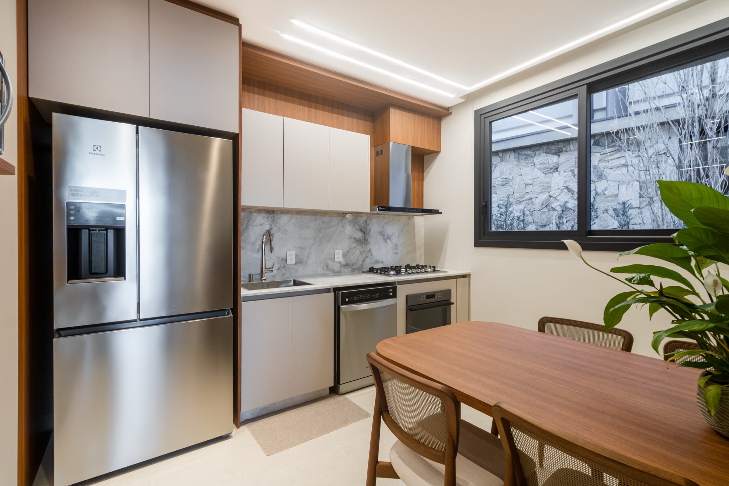 Cozinha com armários sob medida e mesa de refeições — vista 2
