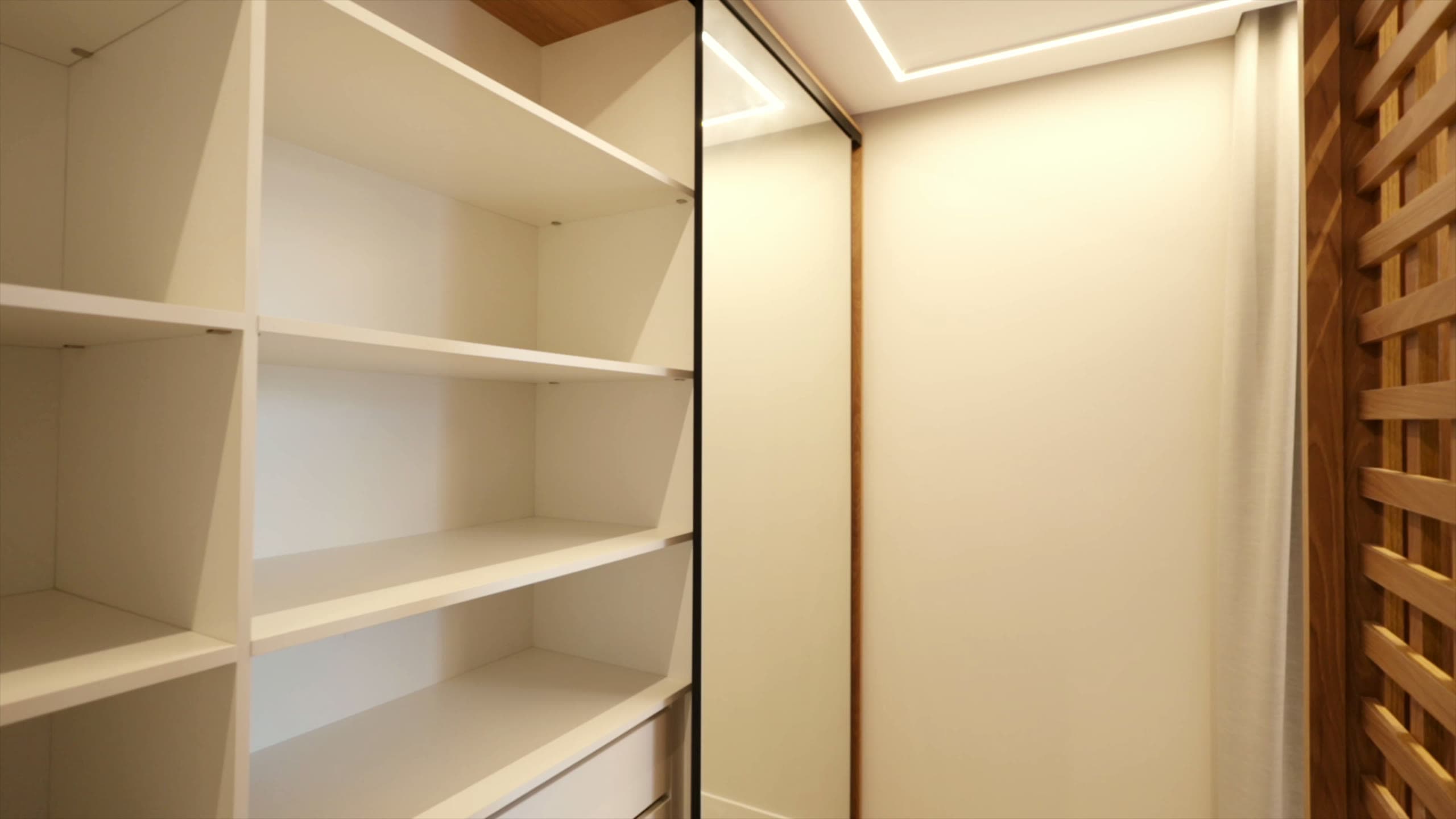 Closet sob medida com prateleiras e portas de correr envidraçadas