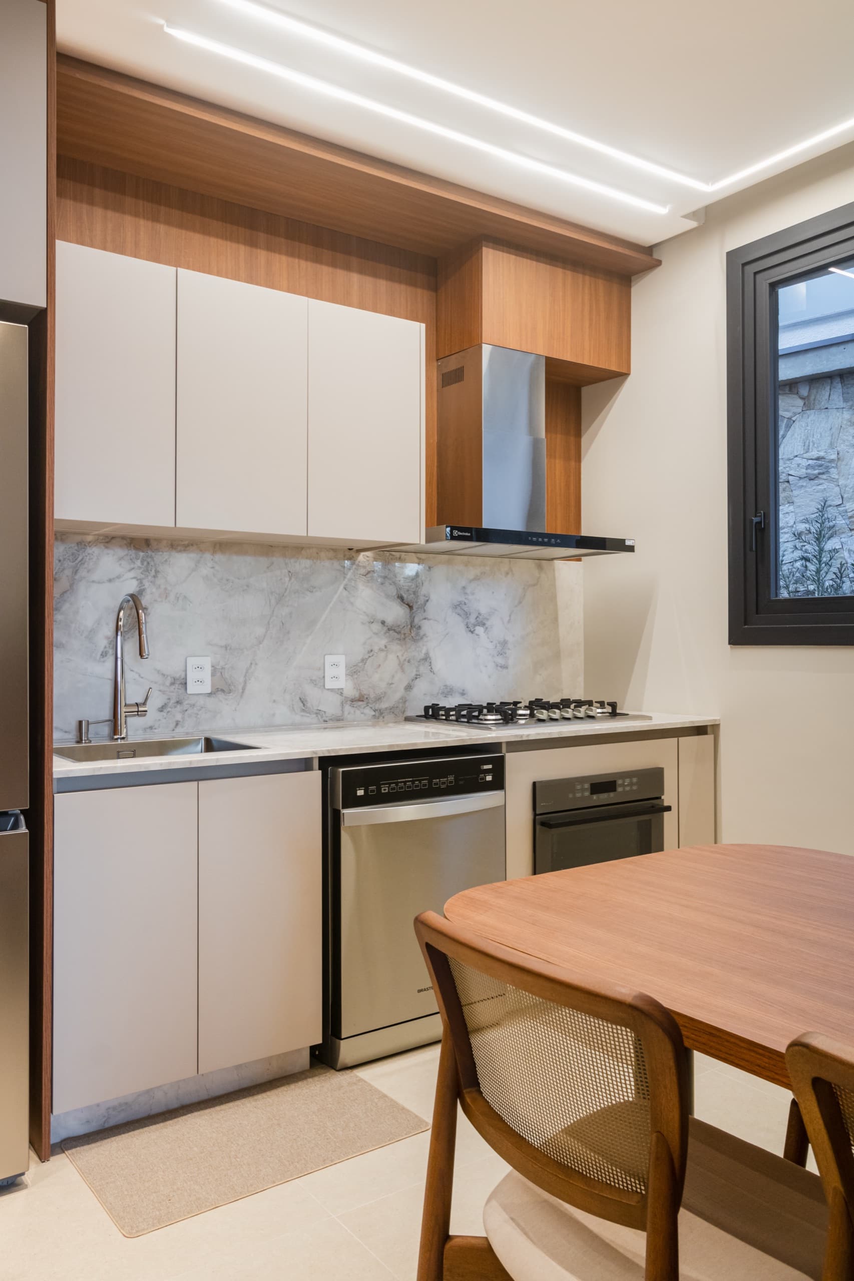 Cozinha com armários sob medida e mesa de refeições — vista 3