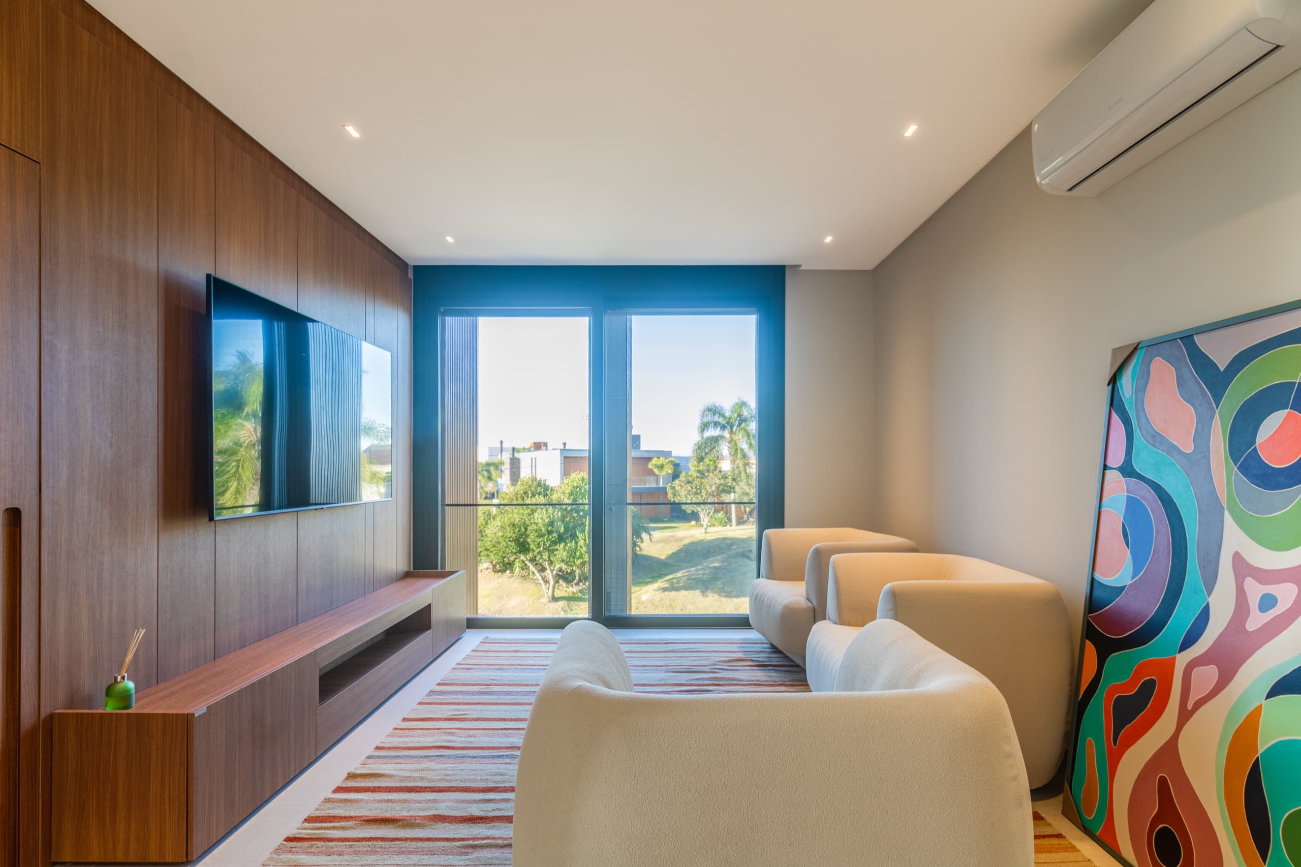 Home cinema com painel e rack em madeira — vista 1