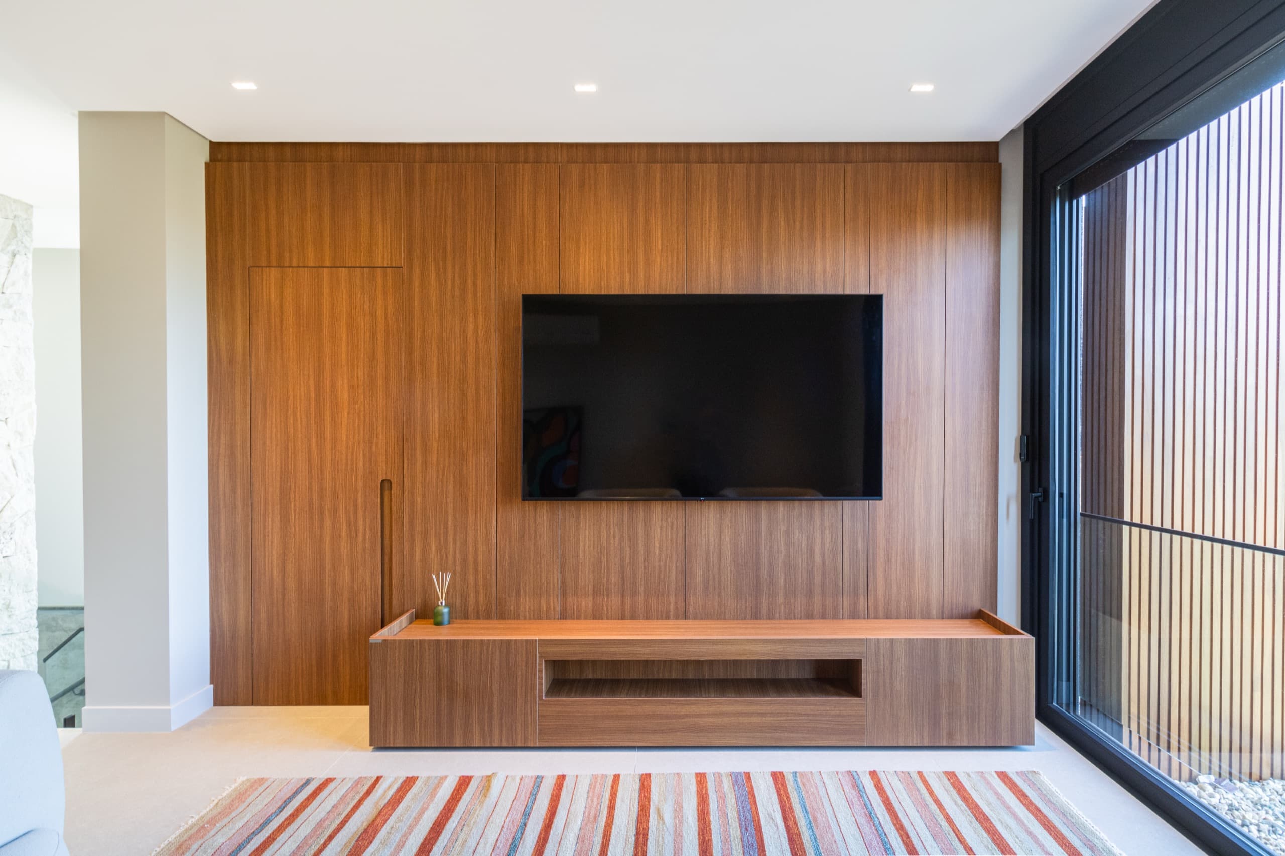 Home cinema com painel e rack em madeira — vista 2