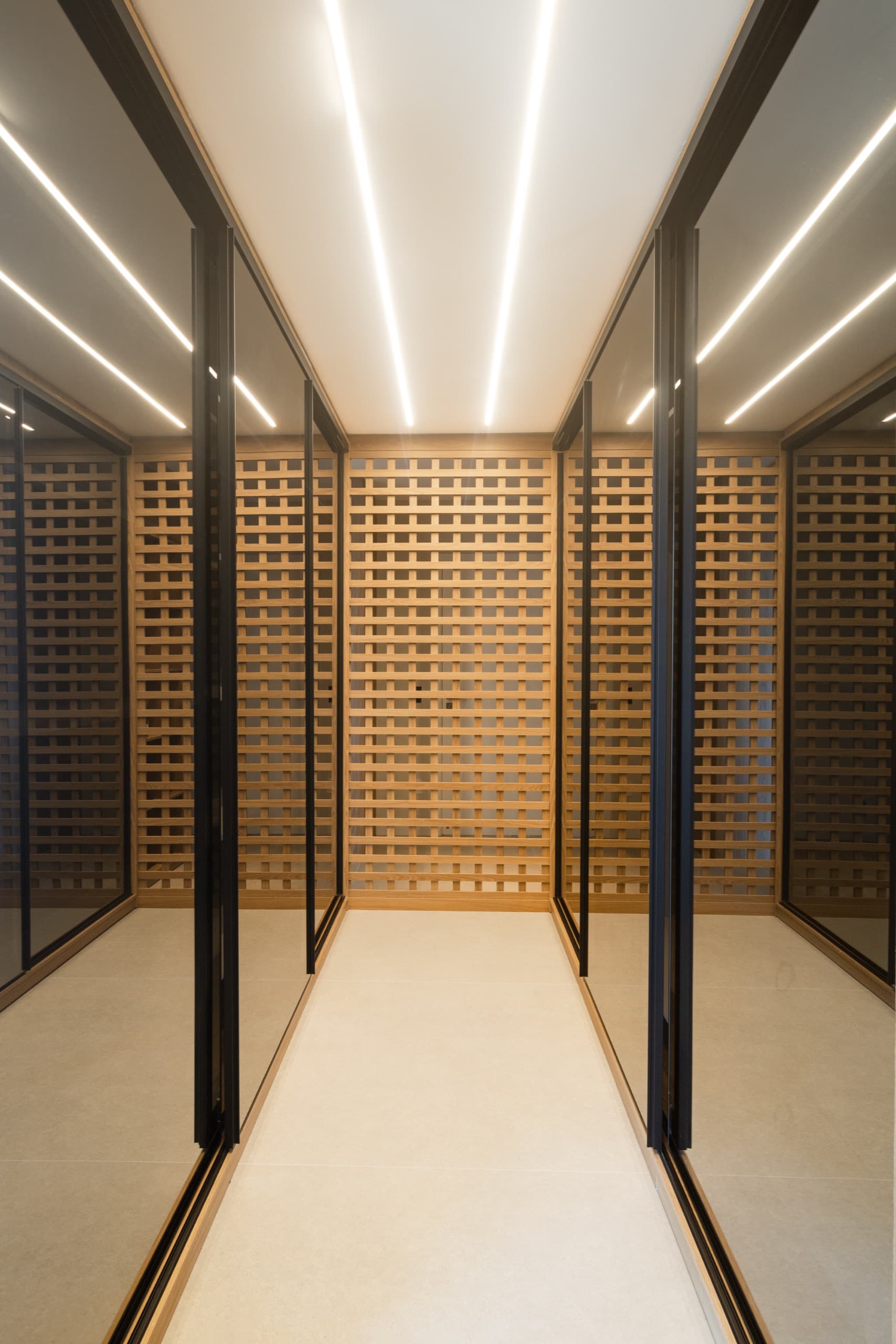 Closet da suíte master com portas de vidro e treliça em madeira — vista 1
