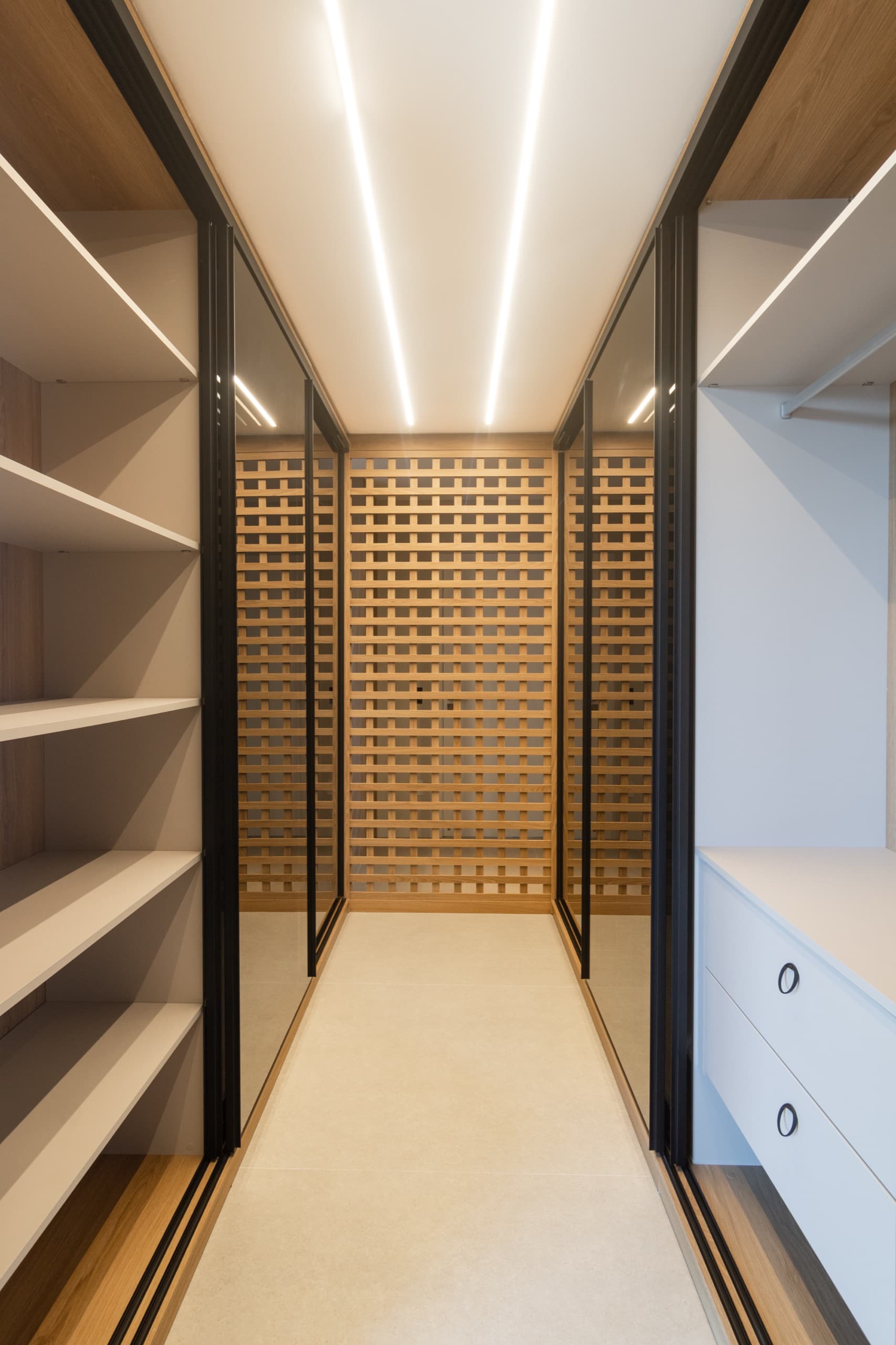 Closet da suíte master com portas de vidro e treliça em madeira — vista 2