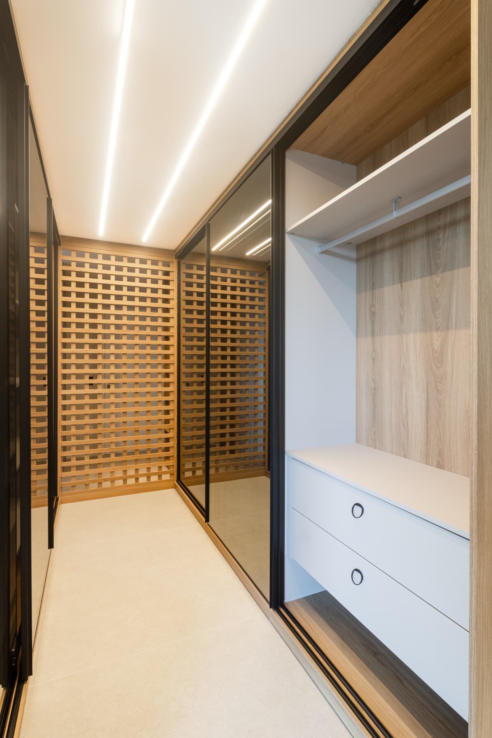 Closet da suíte master com portas de vidro e treliça em madeira — vista 3