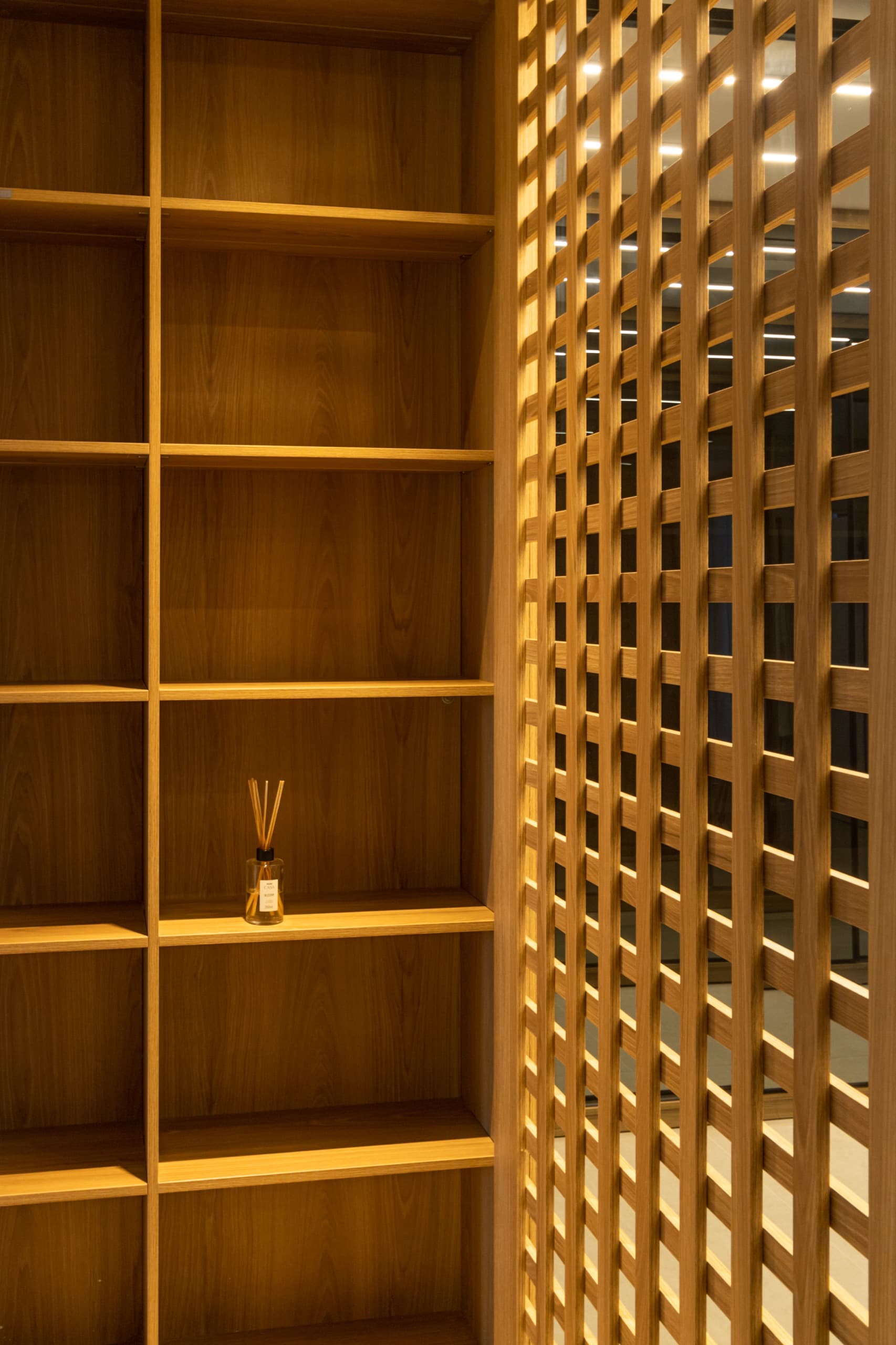 Closet da suíte master com portas de vidro e treliça em madeira — vista 4