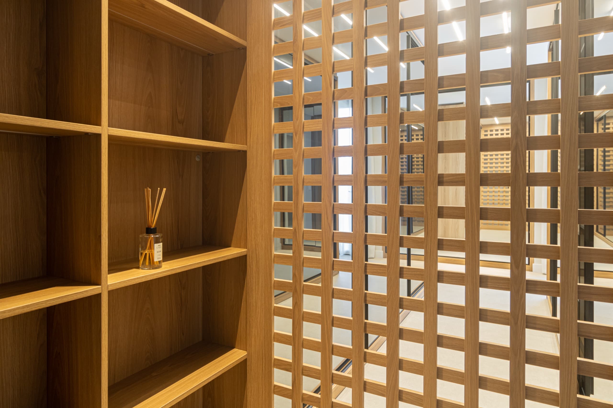 Closet da suíte master com portas de vidro e treliça em madeira — vista 5