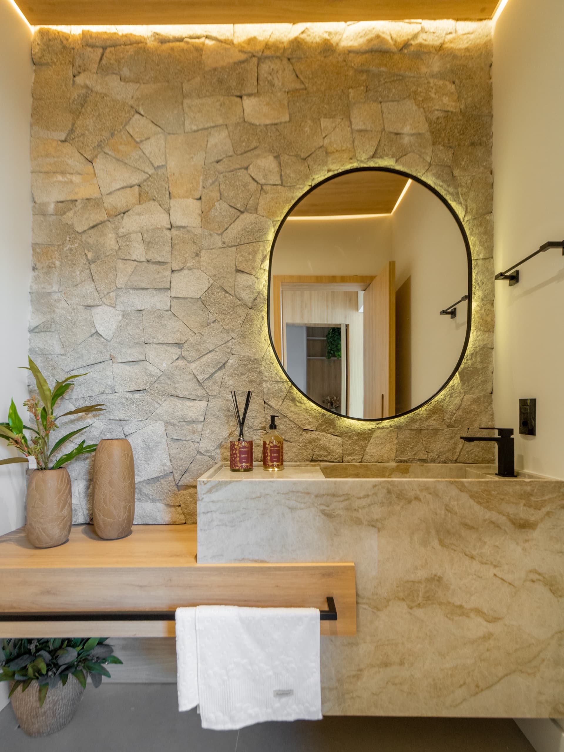 Lavabo com bancada e marcenaria sob medida — vista 2