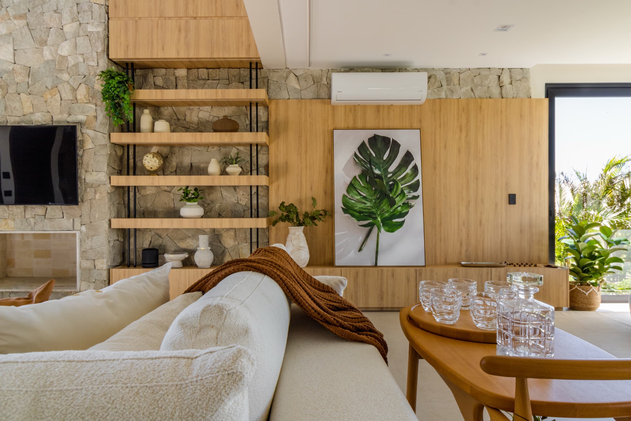 Living com marcenaria sob medida — vista 2