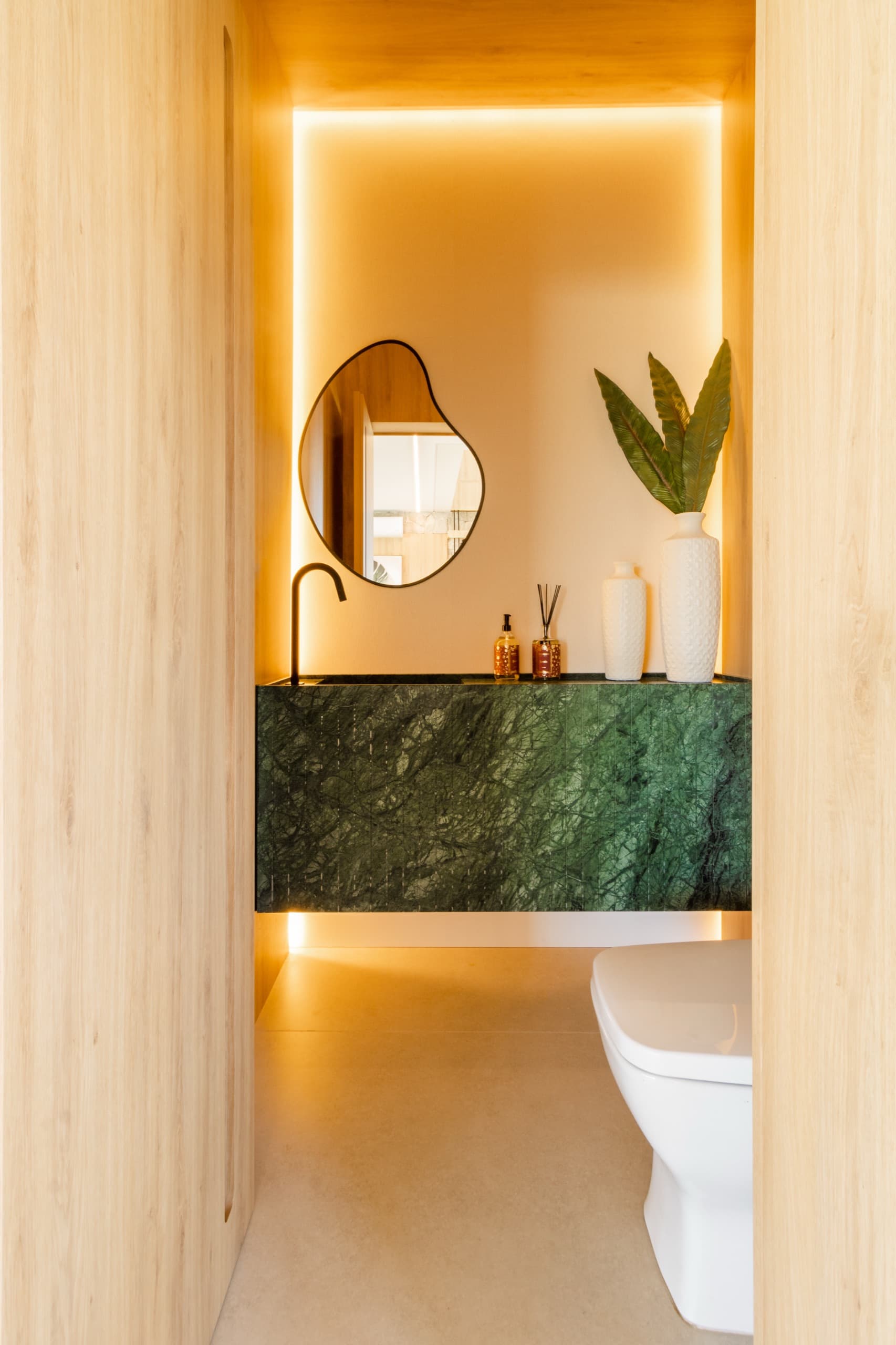 Lavabo com bancada em pedra e marcenaria sob medida