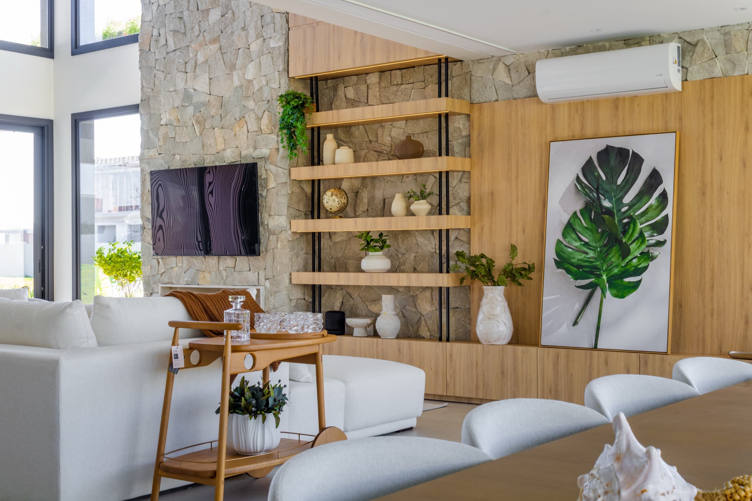 Living com marcenaria sob medida — vista 3