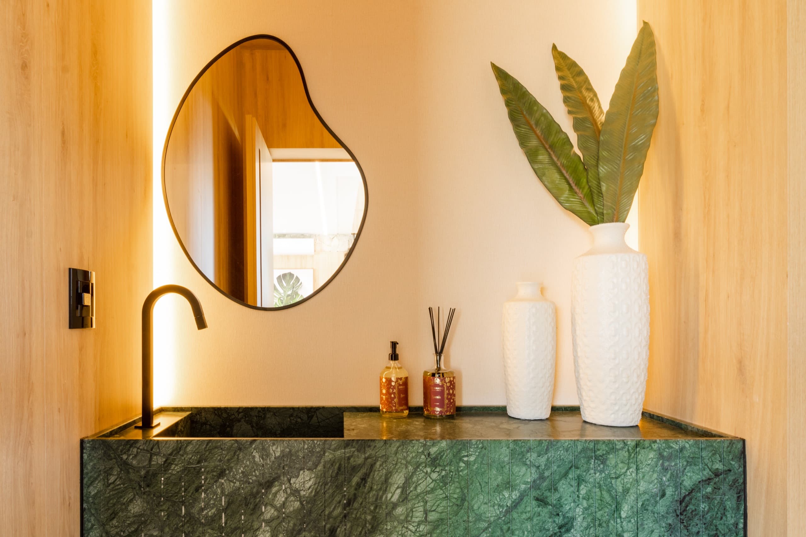 Lavabo com bancada e marcenaria sob medida — vista 2