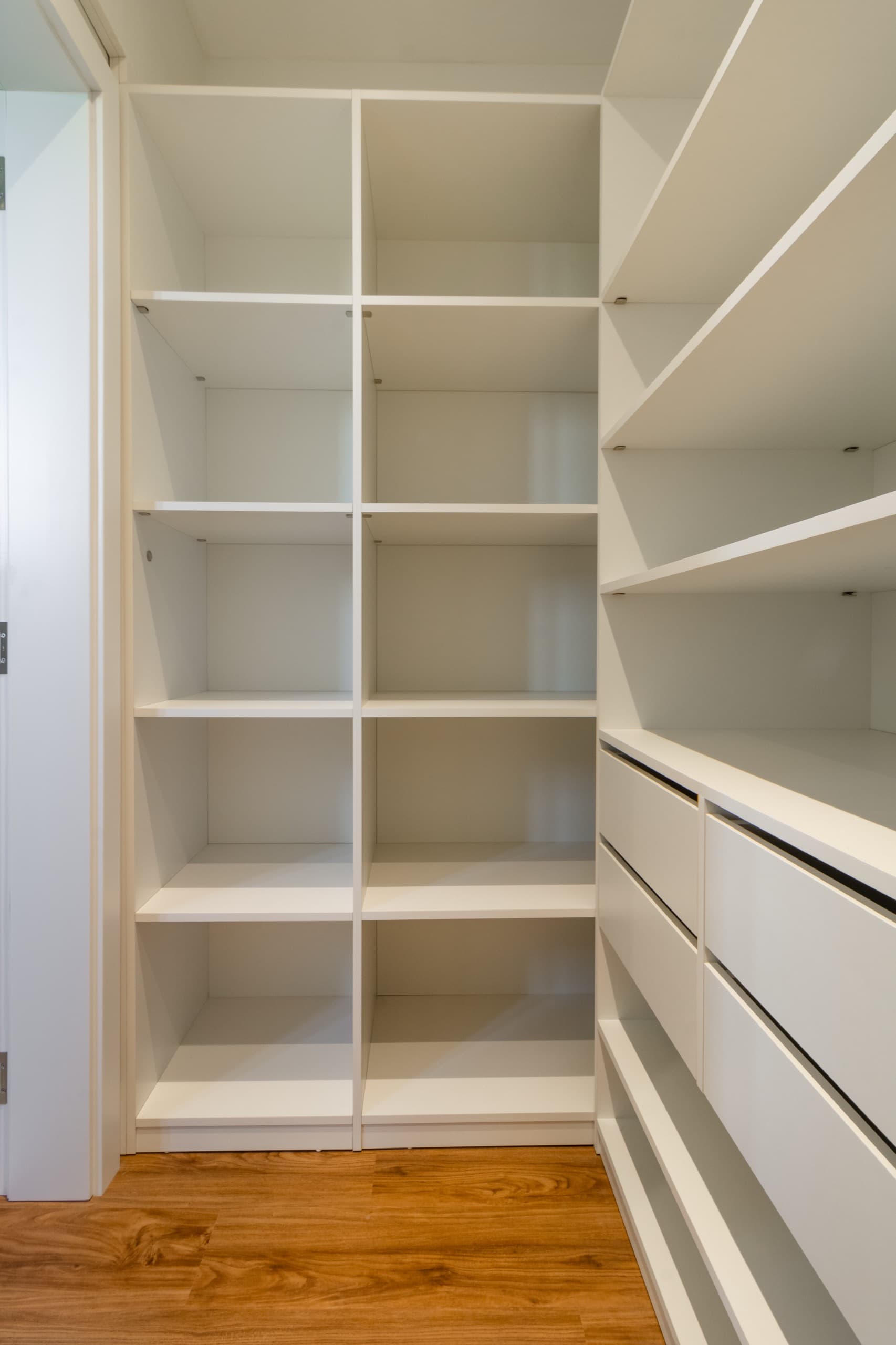 Closet sob medida com portas de correr e iluminação embutida