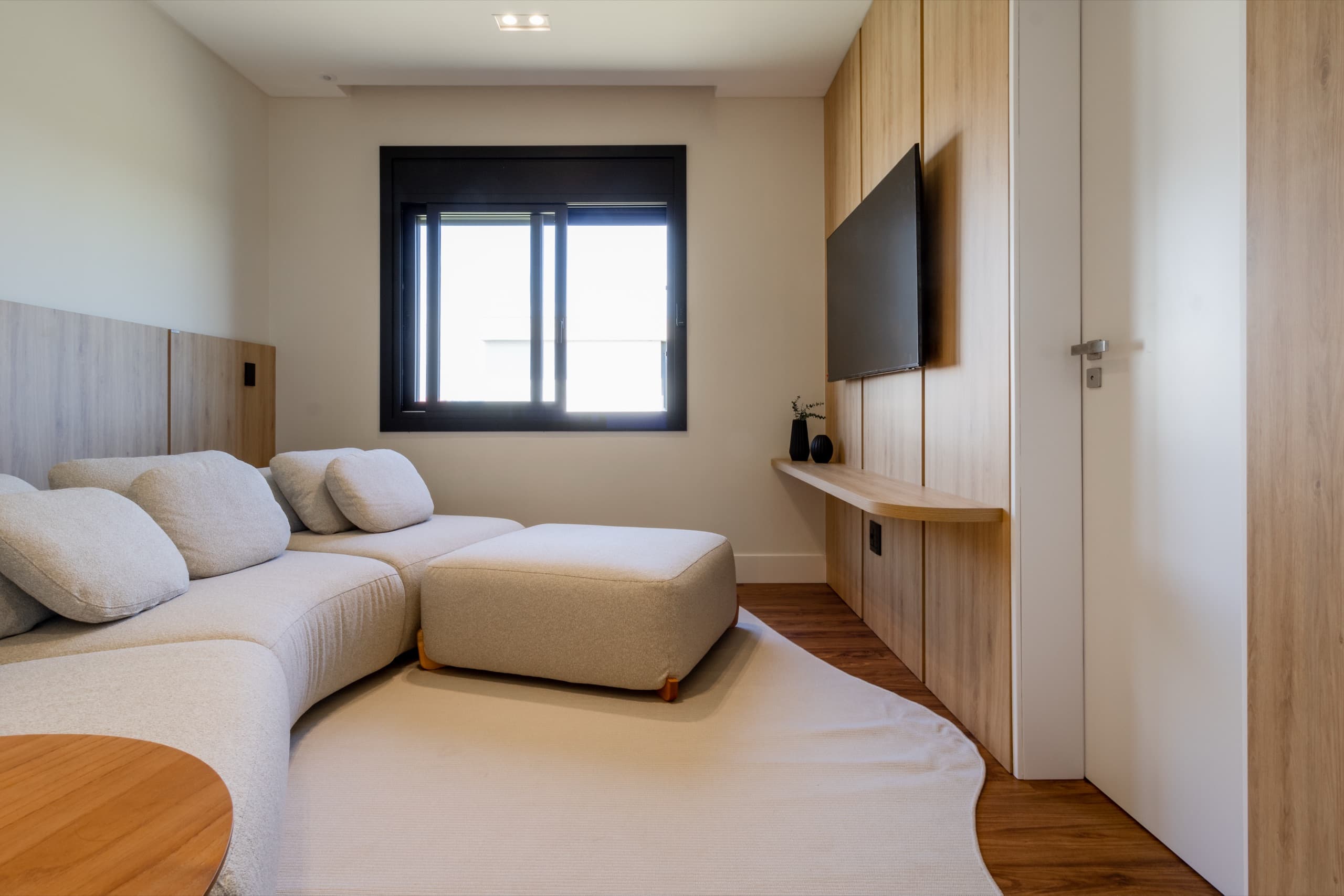 Suíte com home cinema integrado e marcenaria sob medida