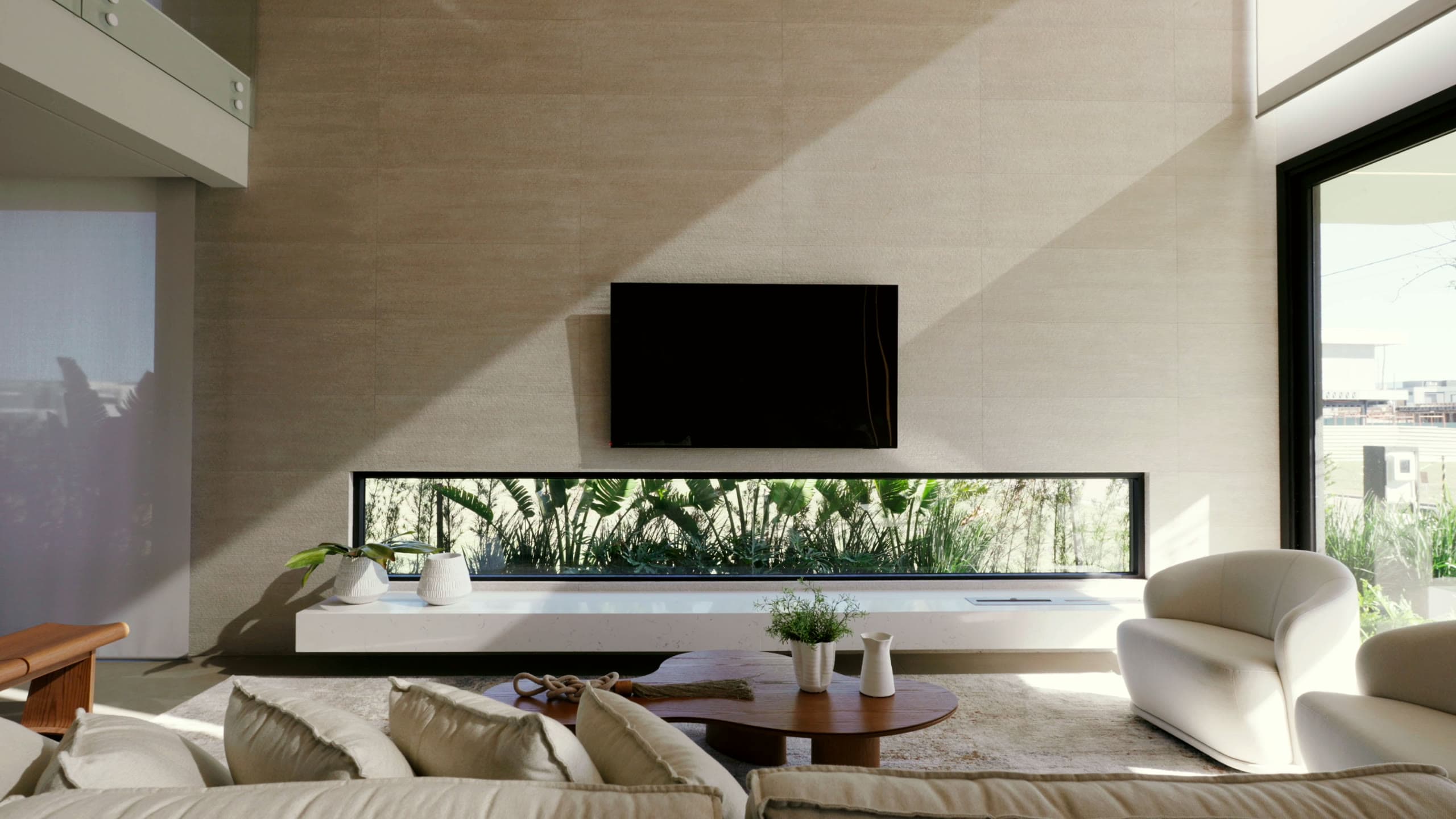 Living com painel de TV e rasgo horizontal de vidro para o jardim externo