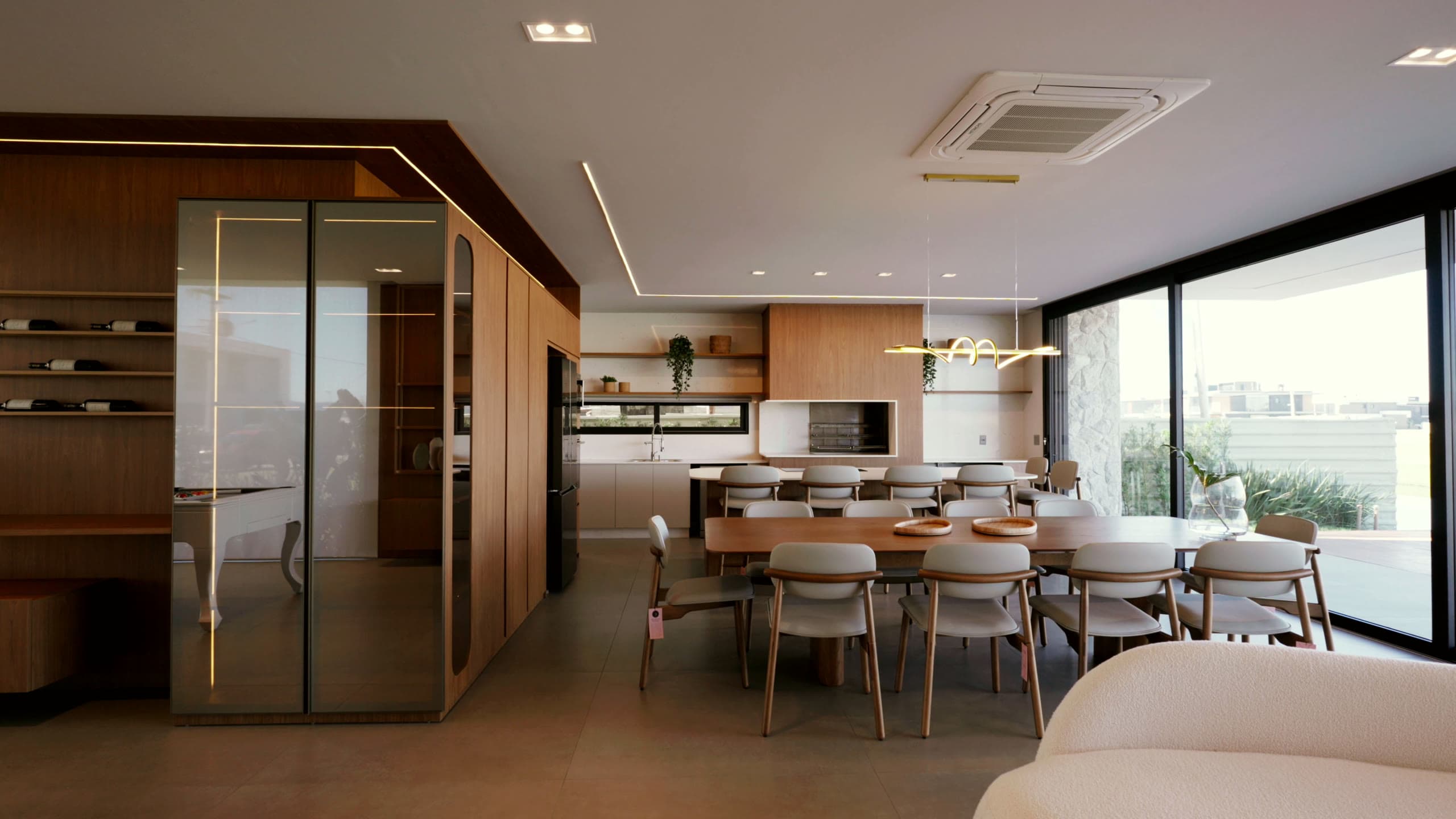Ilha da cozinha com bancada em pedra e banquetas
