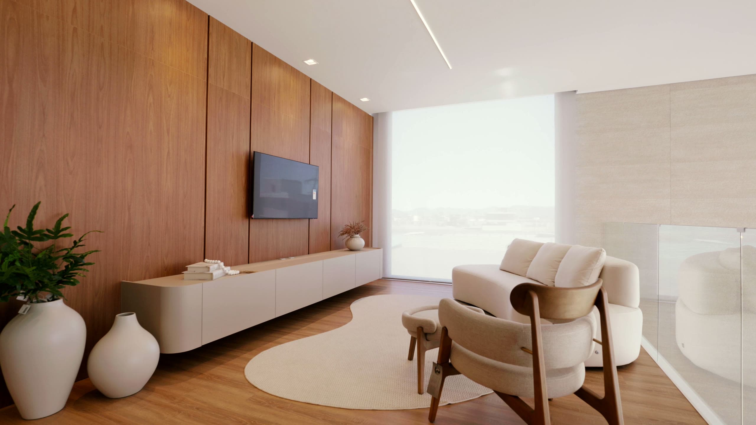 Living com painel de TV em madeira e poltronas junto à janela
