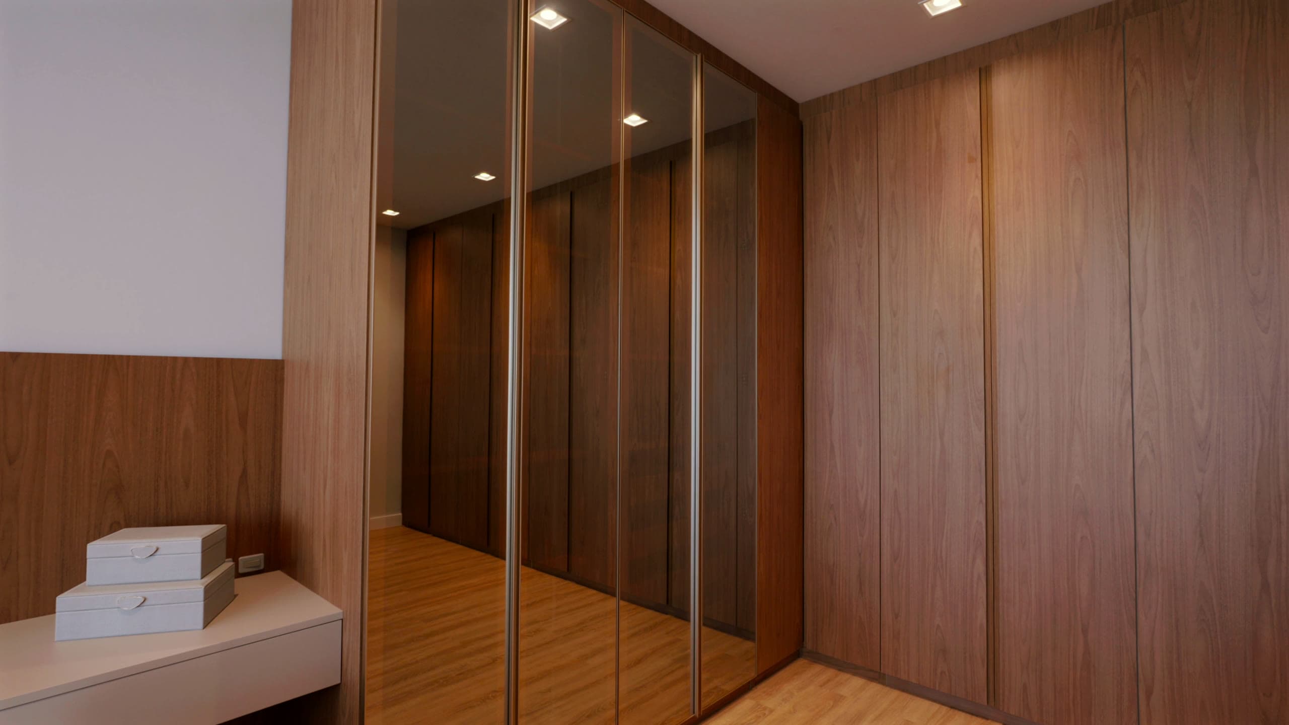 Closet com portas espelhadas e marcenaria sob medida